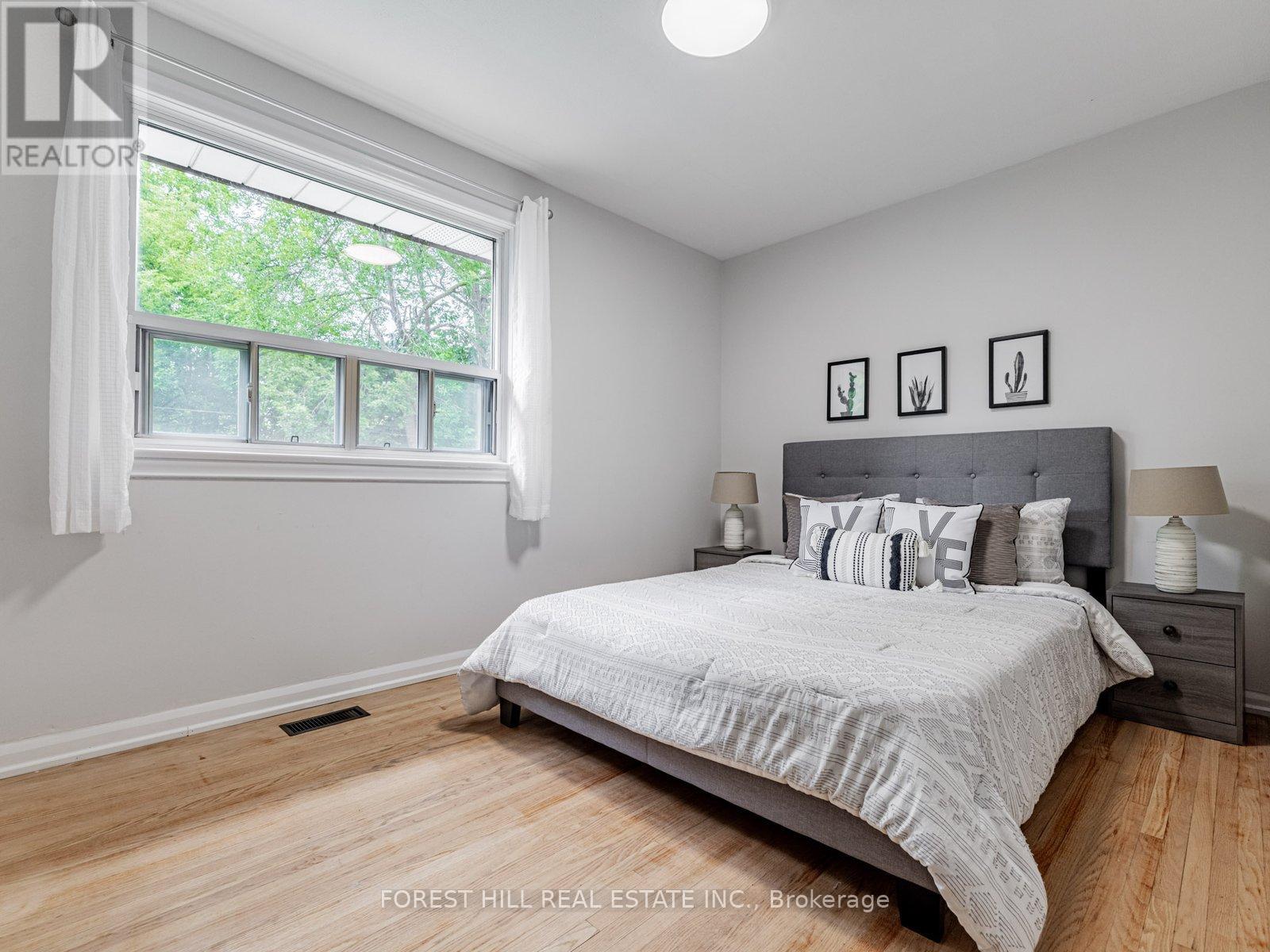 Photo 23 of 37 Farmcote Road, Toronto ON