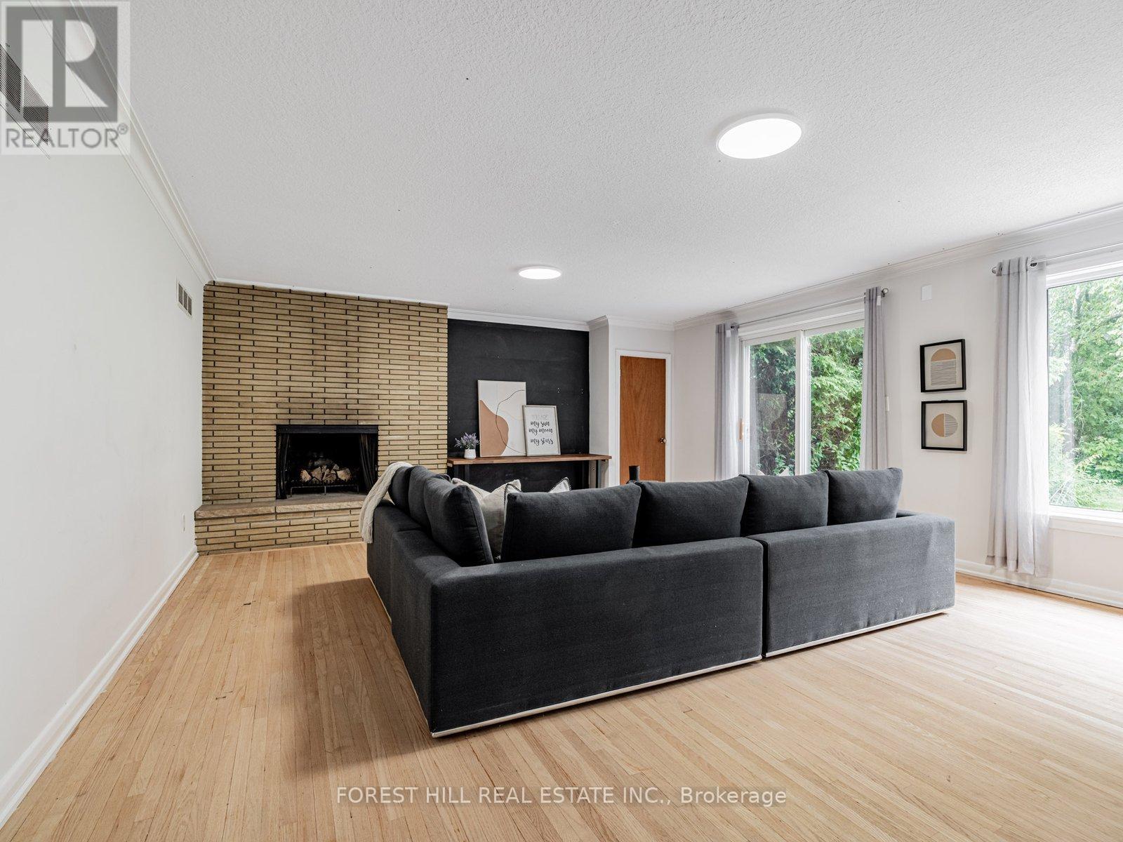Photo 25 of 37 Farmcote Road, Toronto ON