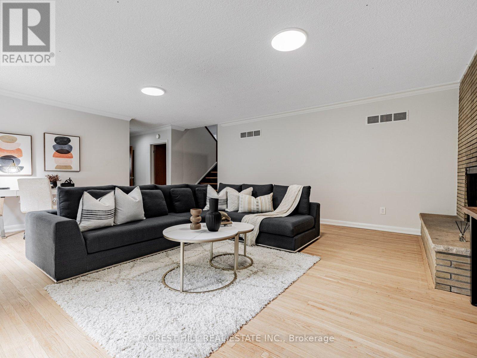 Photo 28 of 37 Farmcote Road, Toronto ON