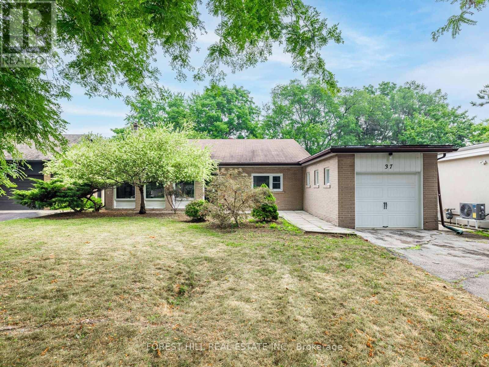Photo 3 of 37 Farmcote Road, Toronto ON