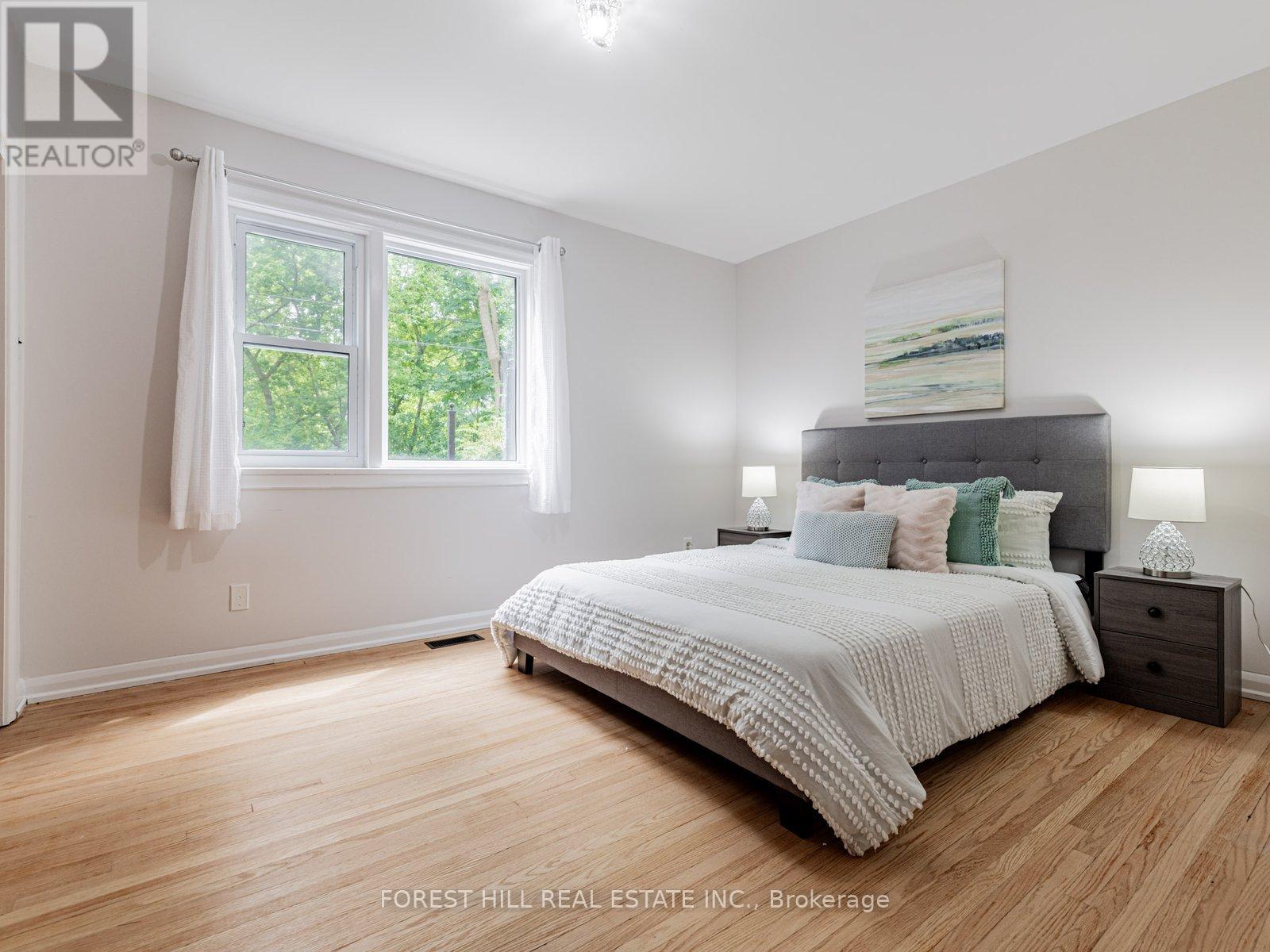 Photo 30 of 37 Farmcote Road, Toronto ON