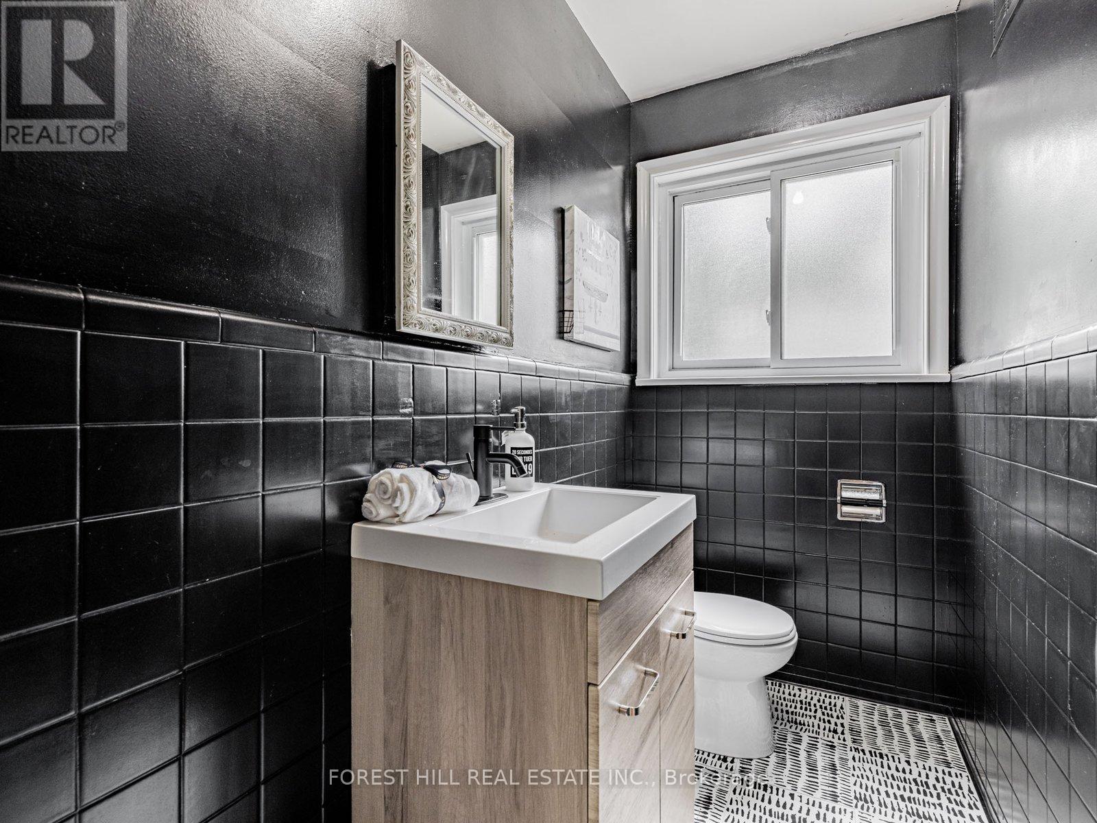 Photo 31 of 37 Farmcote Road, Toronto ON