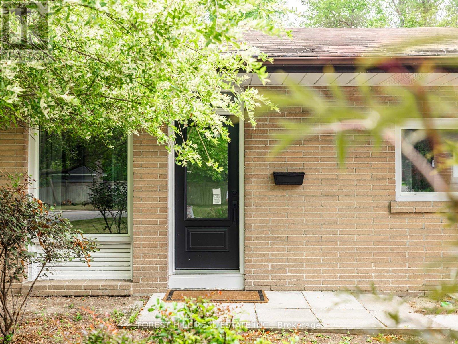 Photo 4 of 37 Farmcote Road, Toronto ON