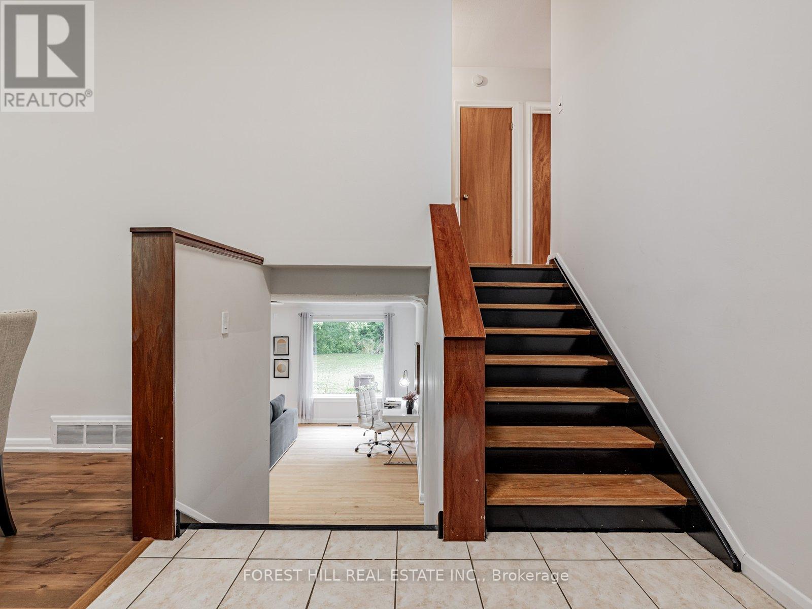 Photo 5 of 37 Farmcote Road, Toronto ON