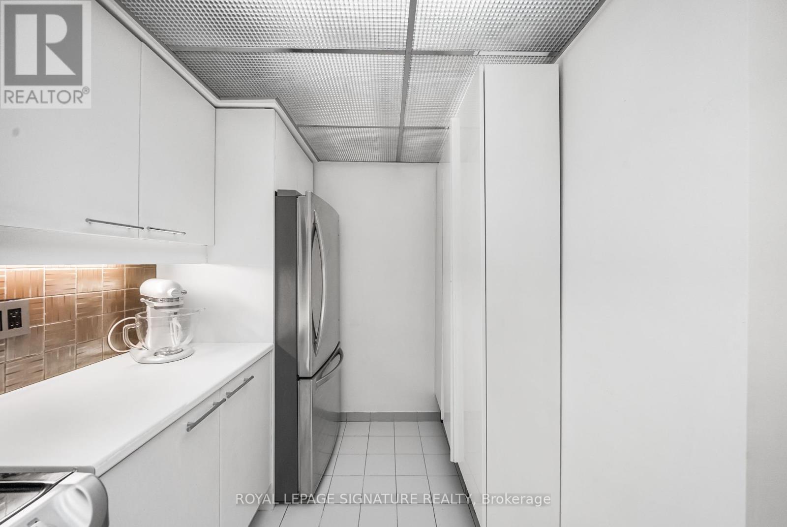 Photo 10 of 206 18 Hollywood Avenue, Toronto ON