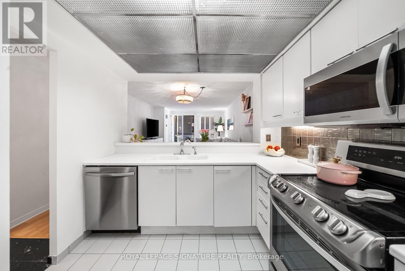 Photo 11 of 206 18 Hollywood Avenue, Toronto ON