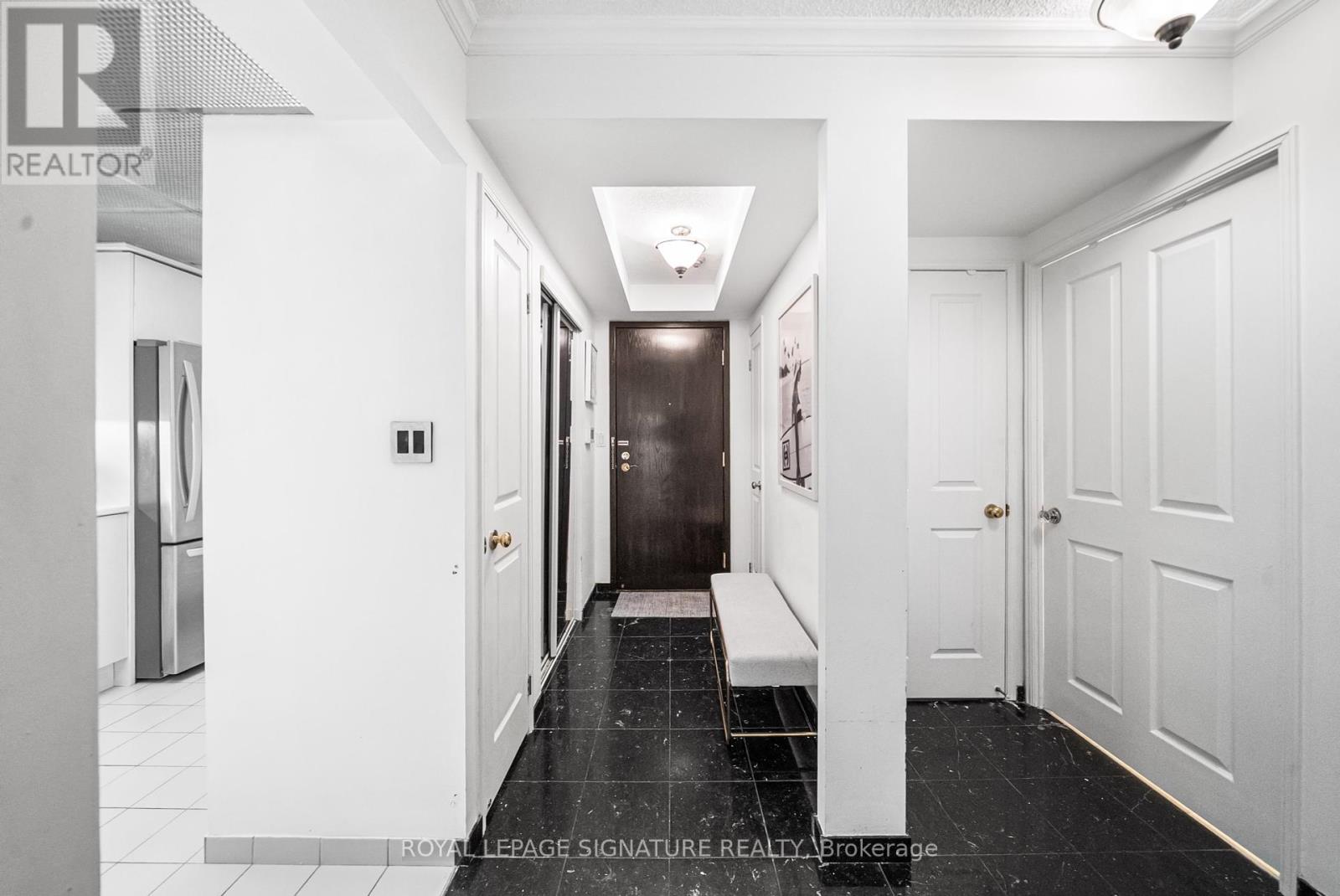 Photo 2 of 206 18 Hollywood Avenue, Toronto ON