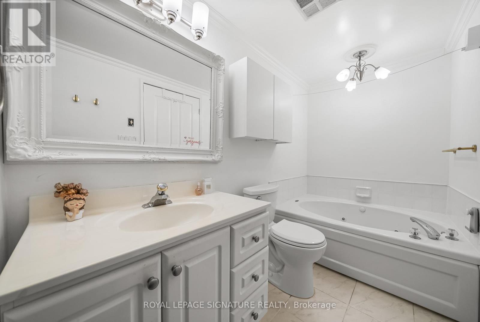 Photo 28 of 206 18 Hollywood Avenue, Toronto ON