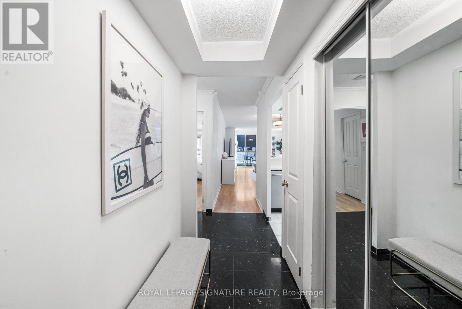 Photo 3 of 206 18 Hollywood Avenue, Toronto ON
