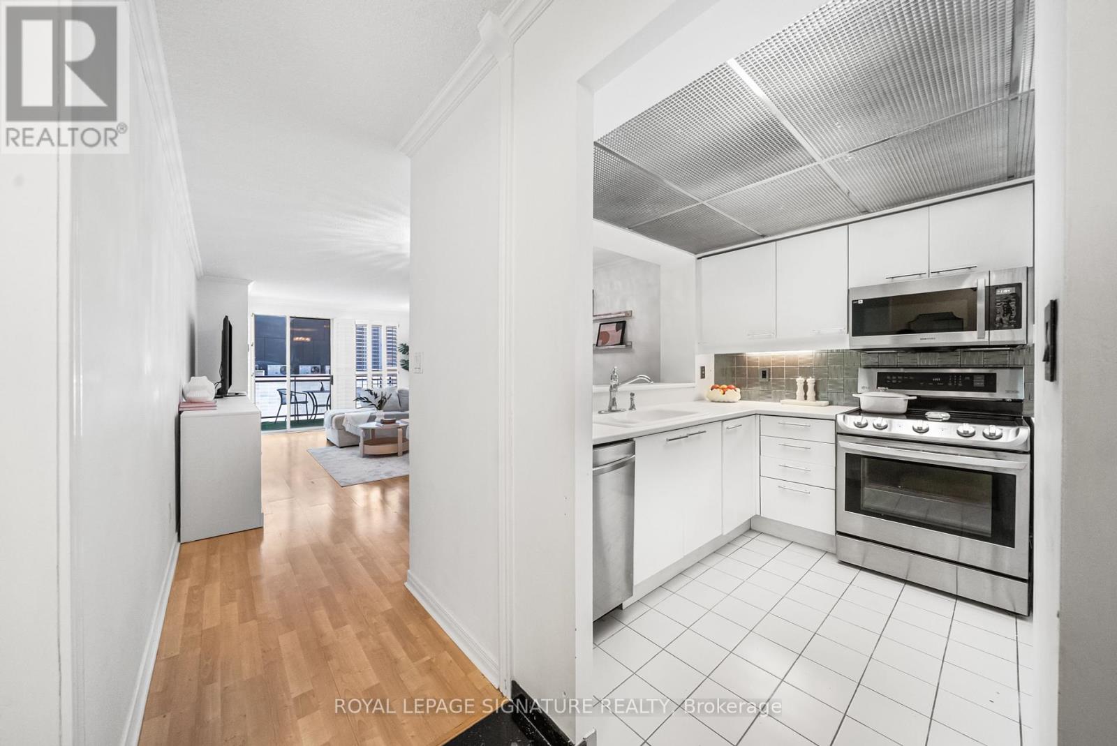 Photo 4 of 206 18 Hollywood Avenue, Toronto ON