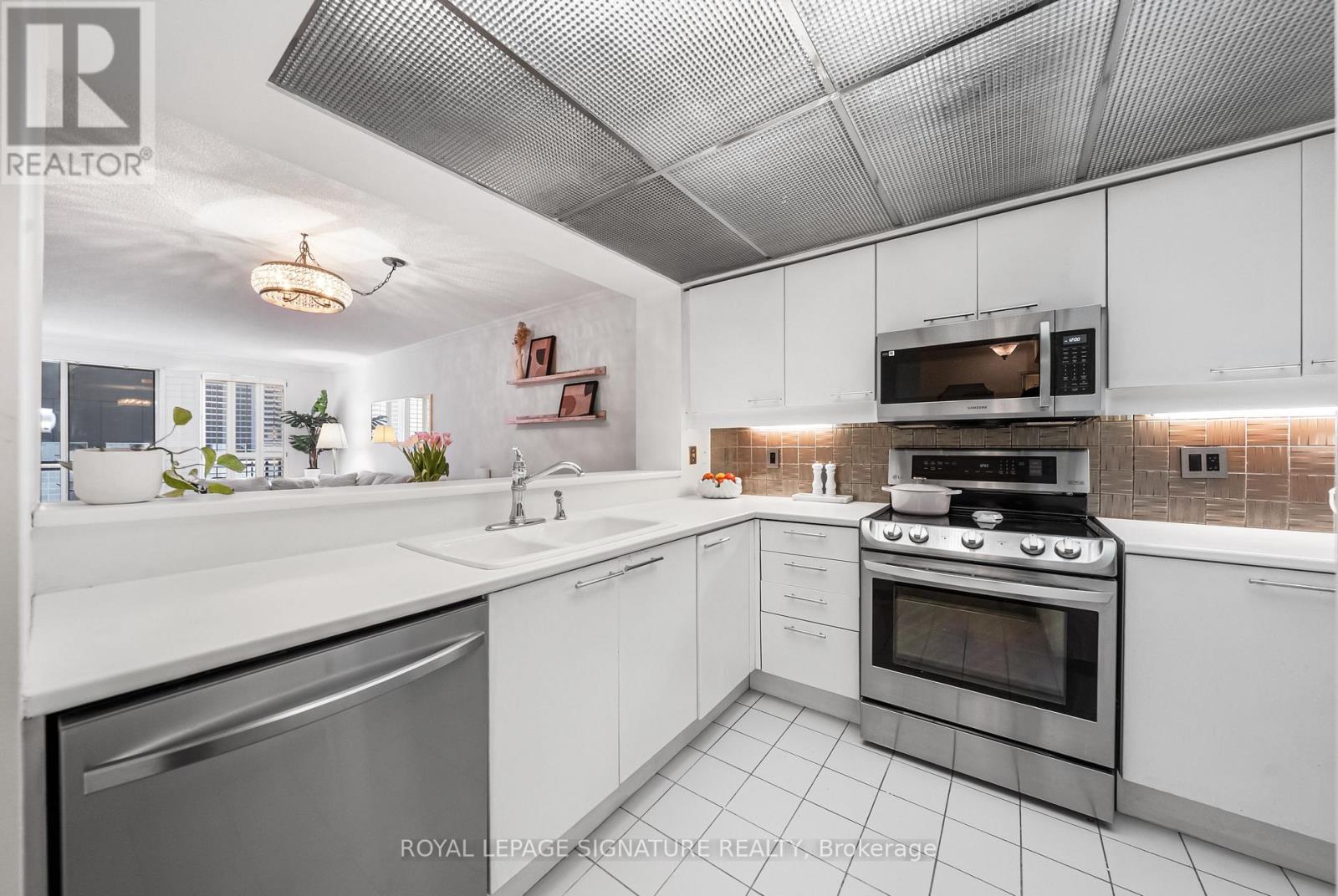 Photo 5 of 206 18 Hollywood Avenue, Toronto ON