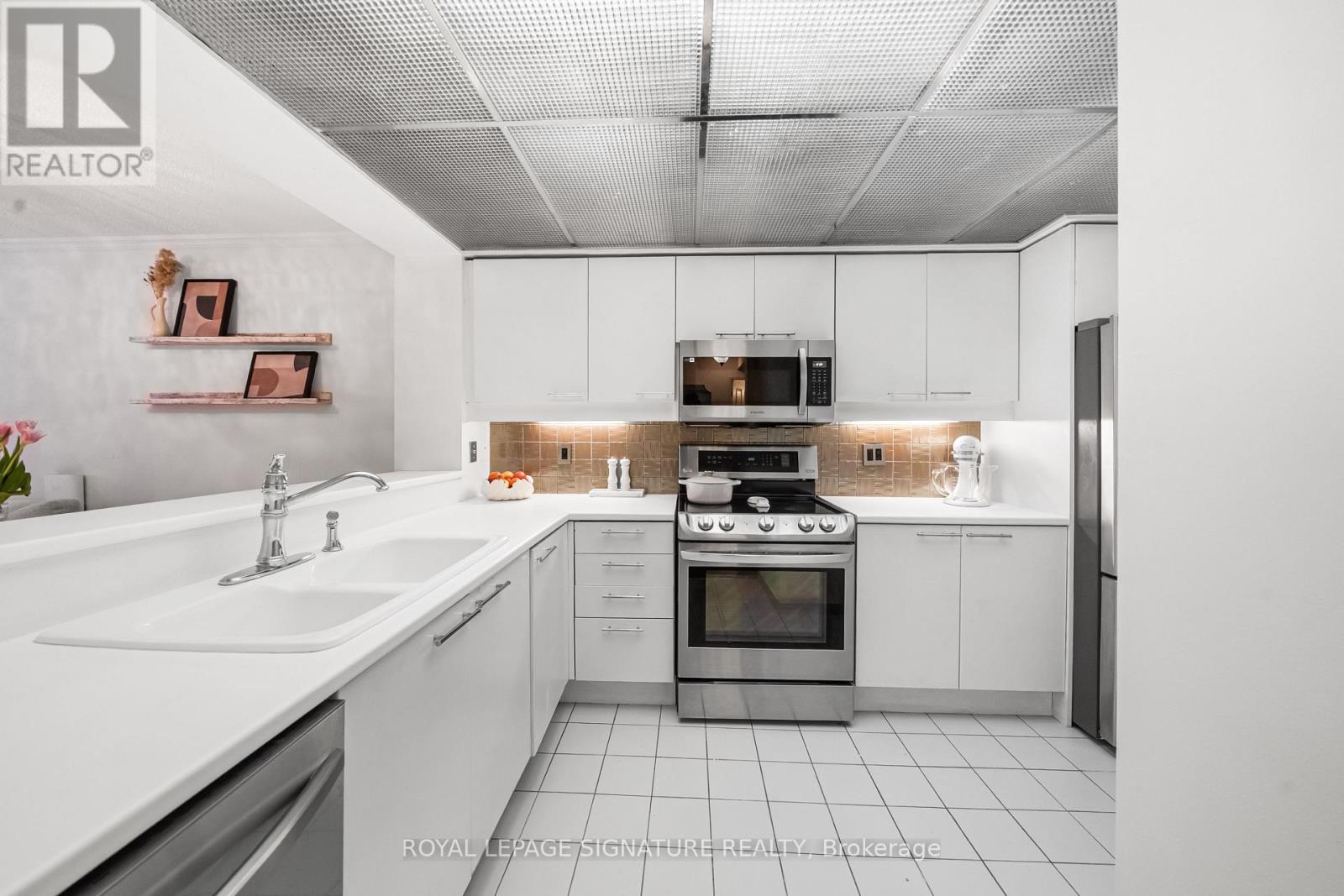 Photo 7 of 206 18 Hollywood Avenue, Toronto ON