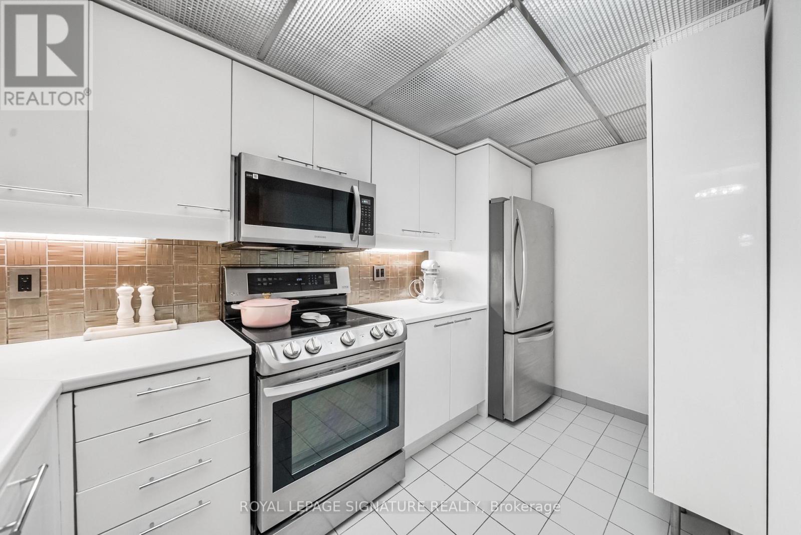 Photo 9 of 206 18 Hollywood Avenue, Toronto ON