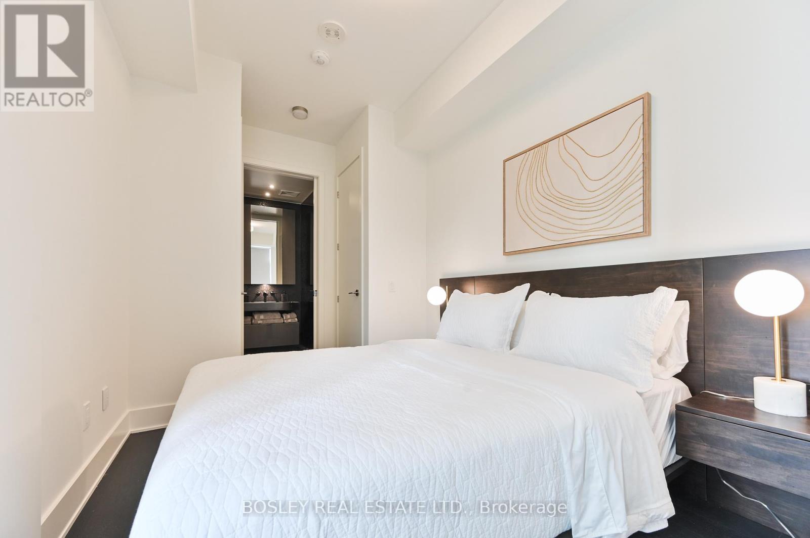 Photo 23 of 5007 11 Yorkville Avenue, Toronto ON