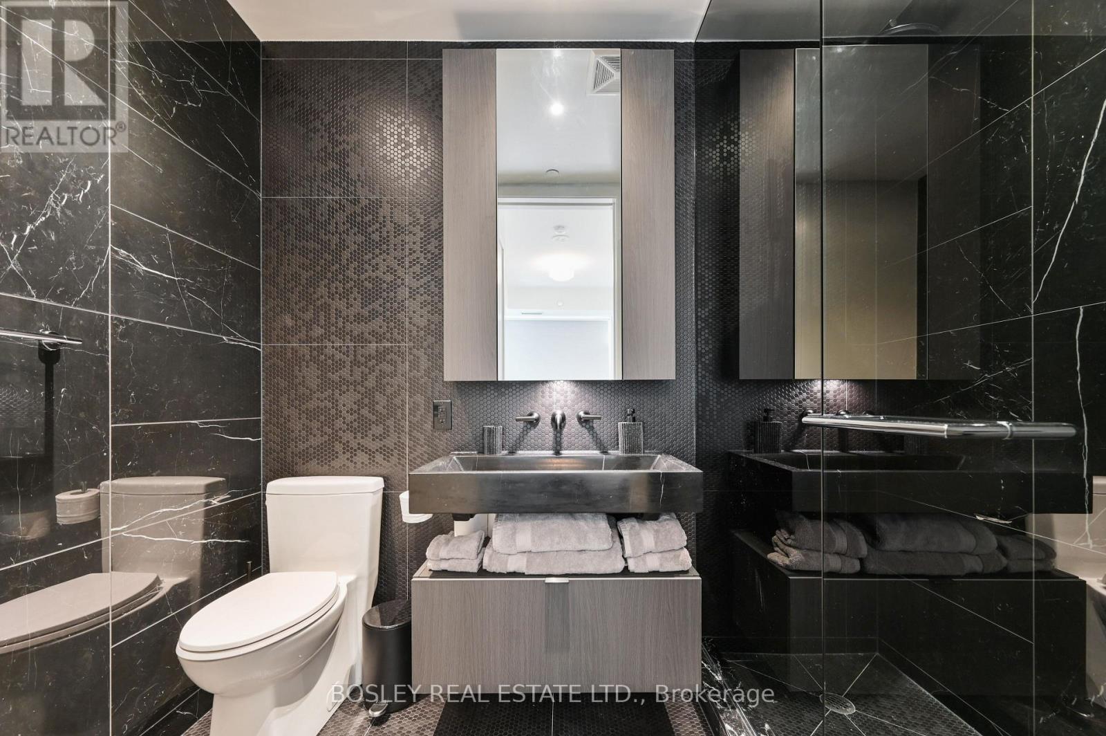 Photo 9 of 5007 11 Yorkville Avenue, Toronto ON