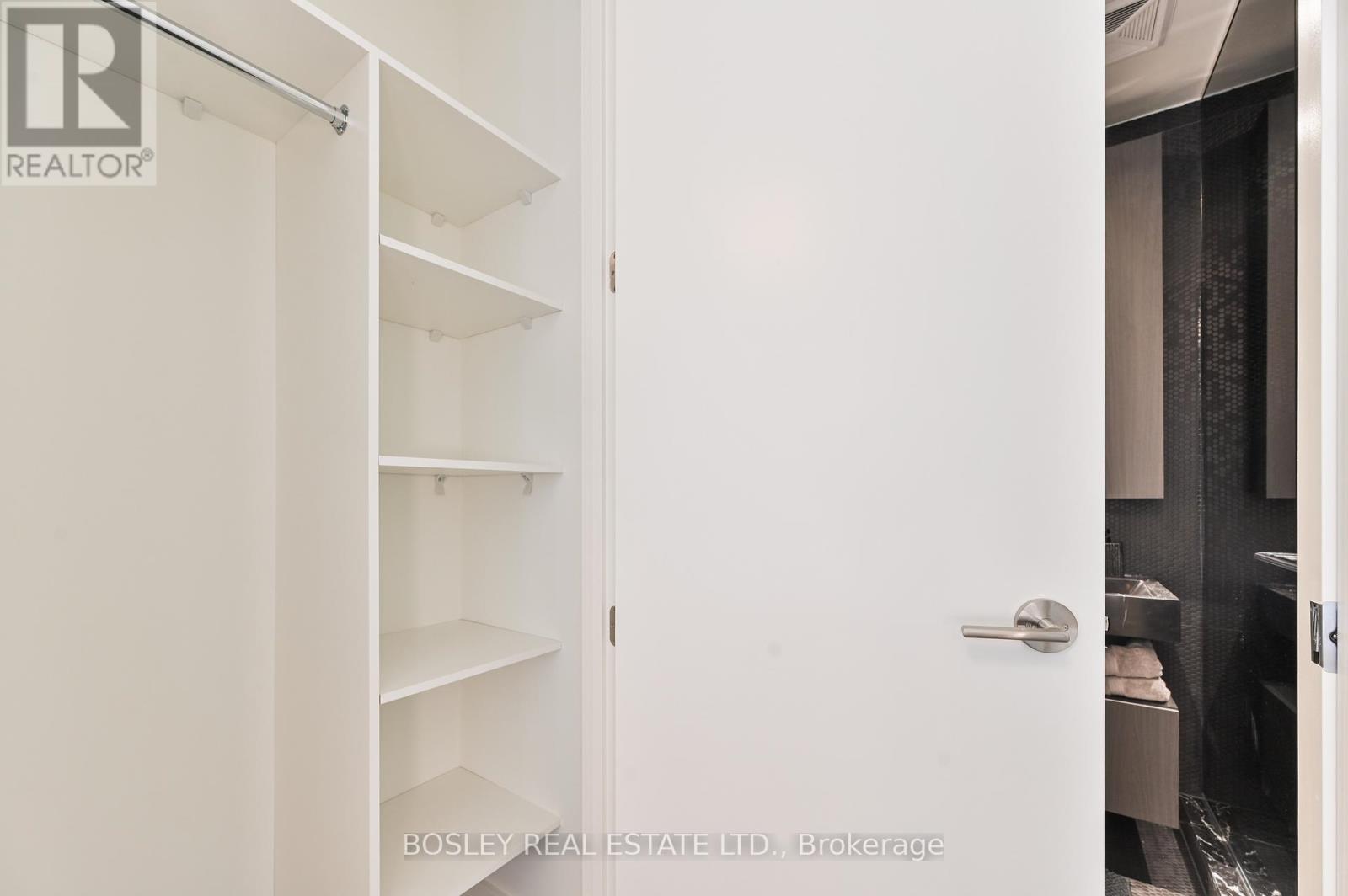 Photo 24 of 5007 11 Yorkville Avenue, Toronto ON