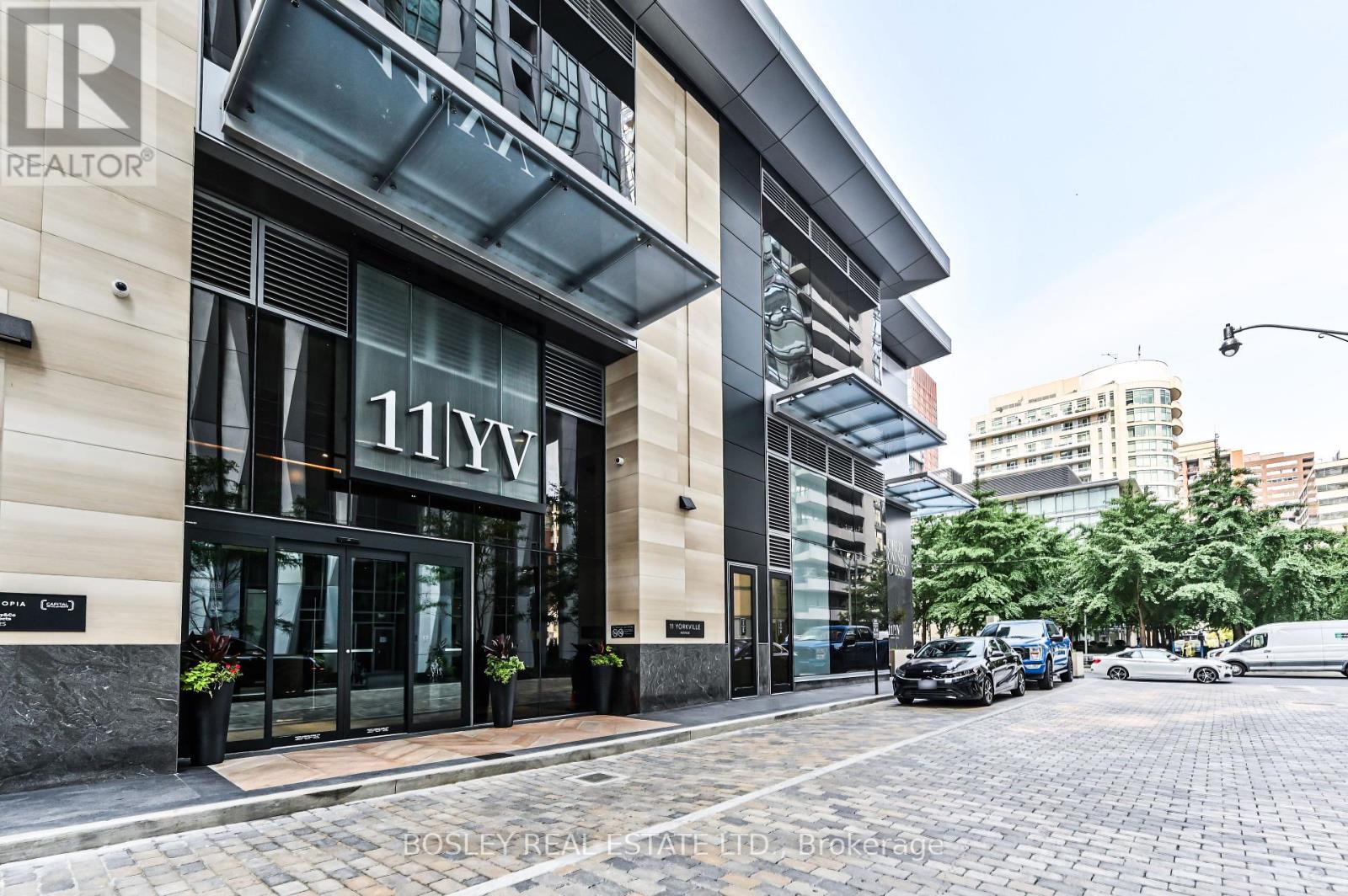 Photo 10 of 5007 11 Yorkville Avenue, Toronto ON