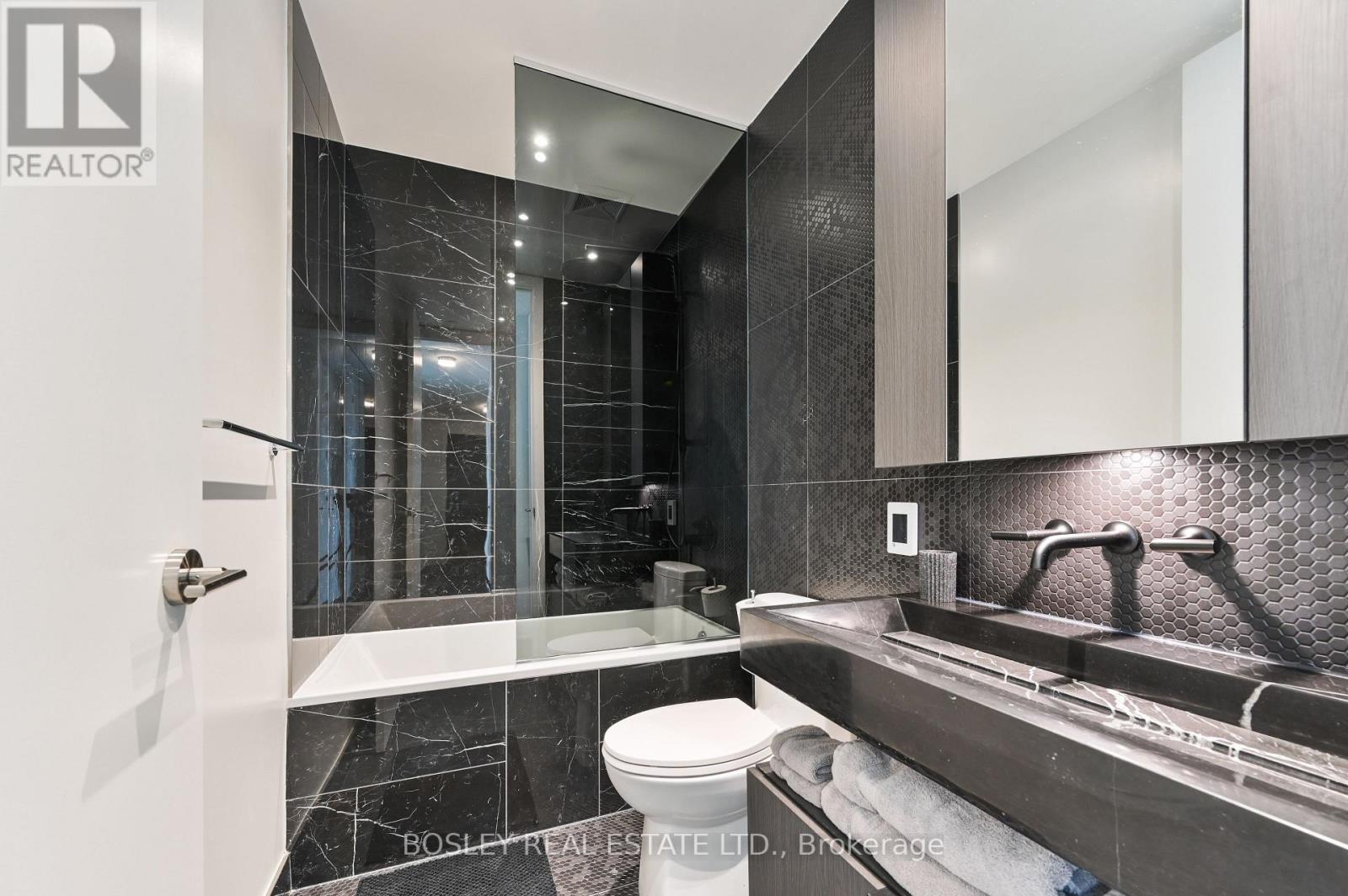 Photo 18 of 5007 11 Yorkville Avenue, Toronto ON