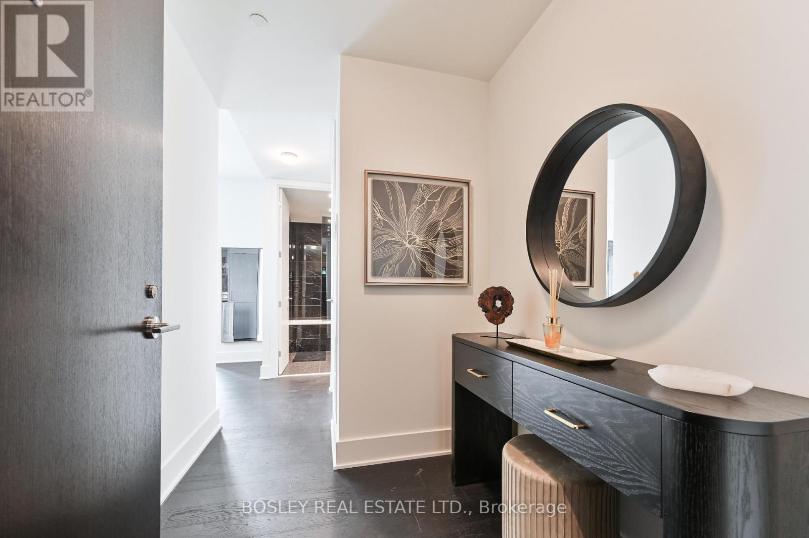 Photo 13 of 5007 11 Yorkville Avenue, Toronto ON