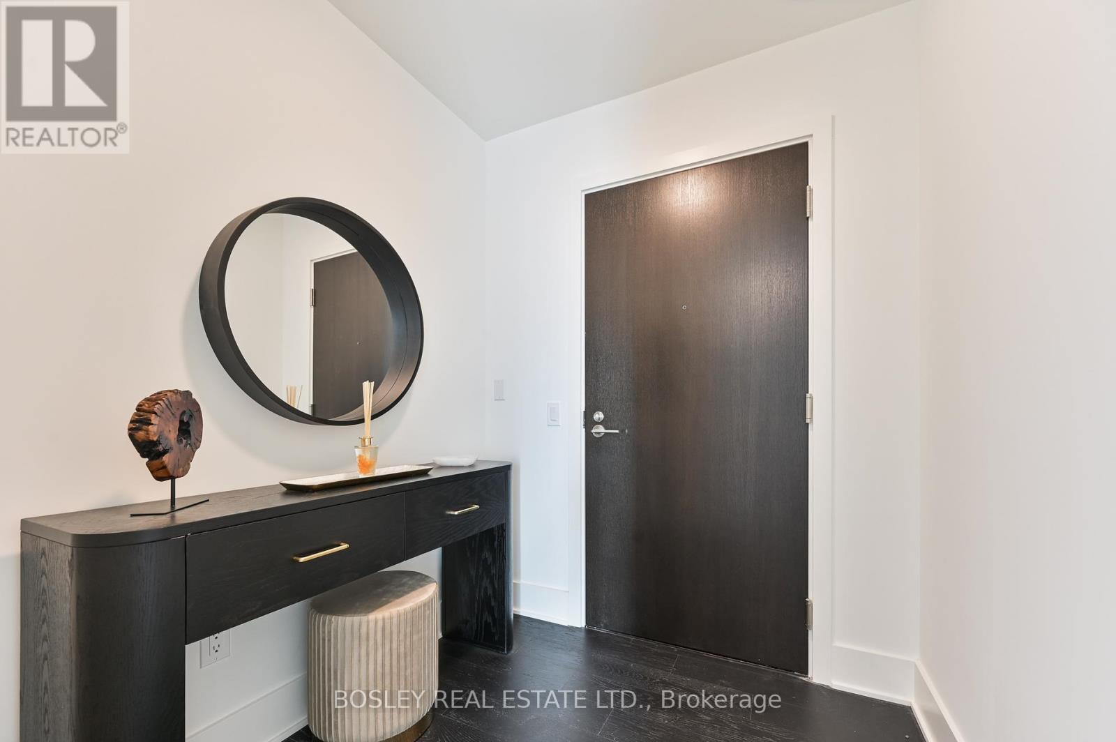 Photo 7 of 5007 11 Yorkville Avenue, Toronto ON