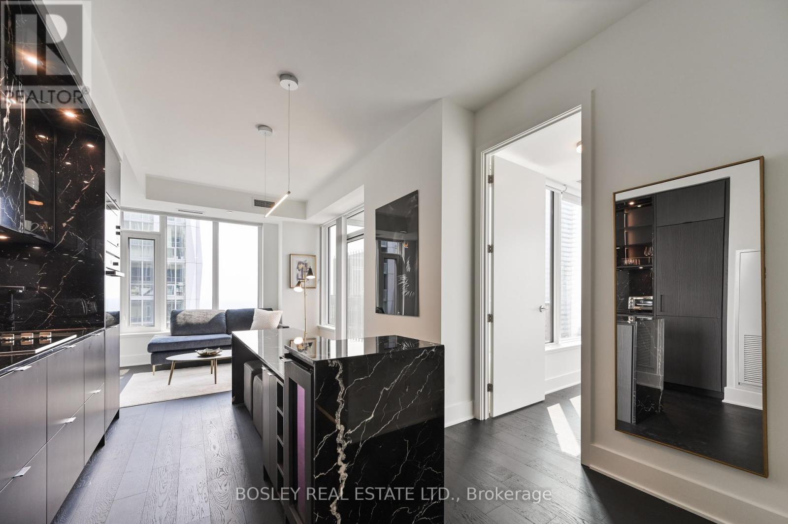 Photo 5 of 5007 11 Yorkville Avenue, Toronto ON