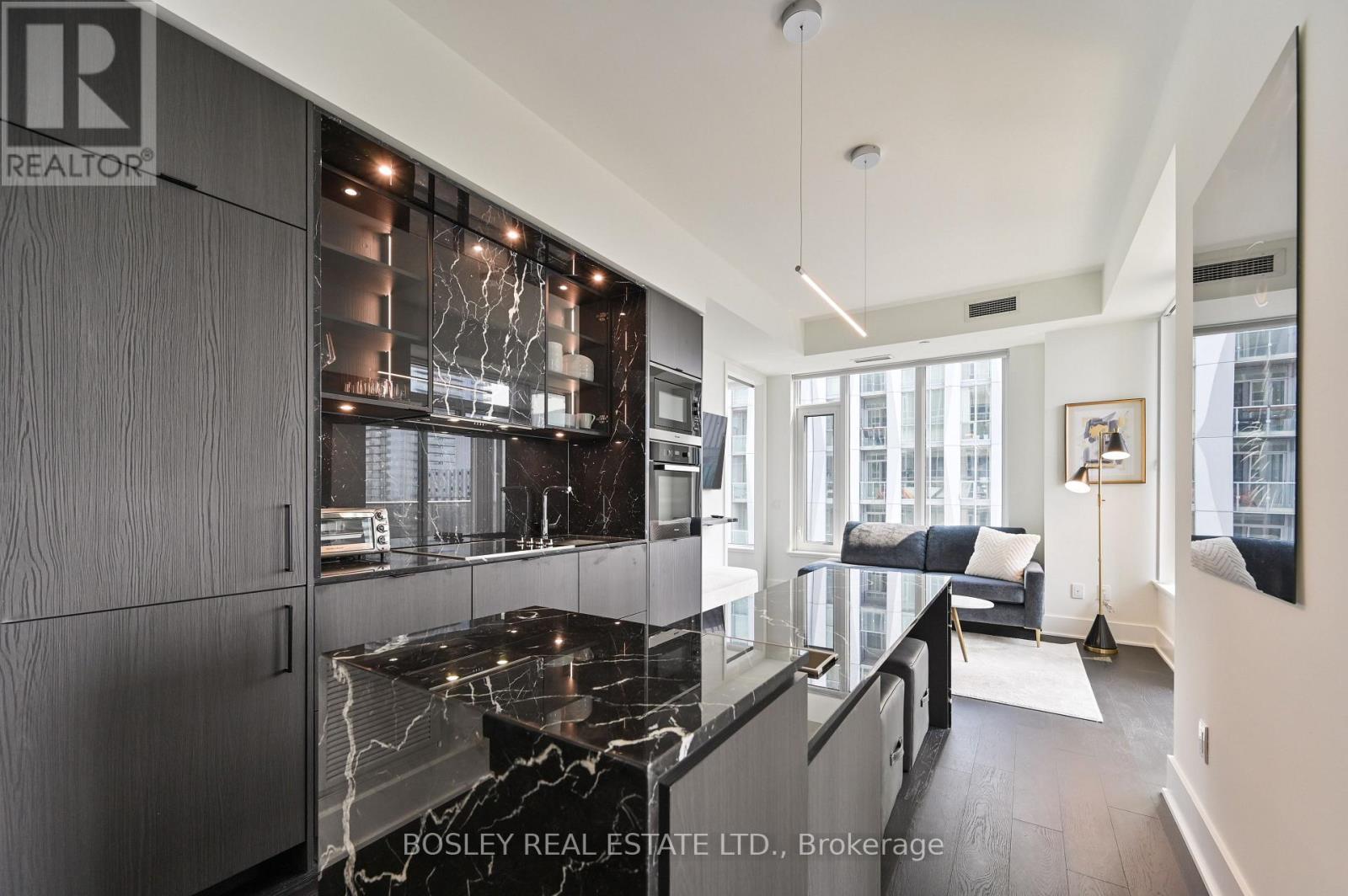 Photo 4 of 5007 11 Yorkville Avenue, Toronto ON