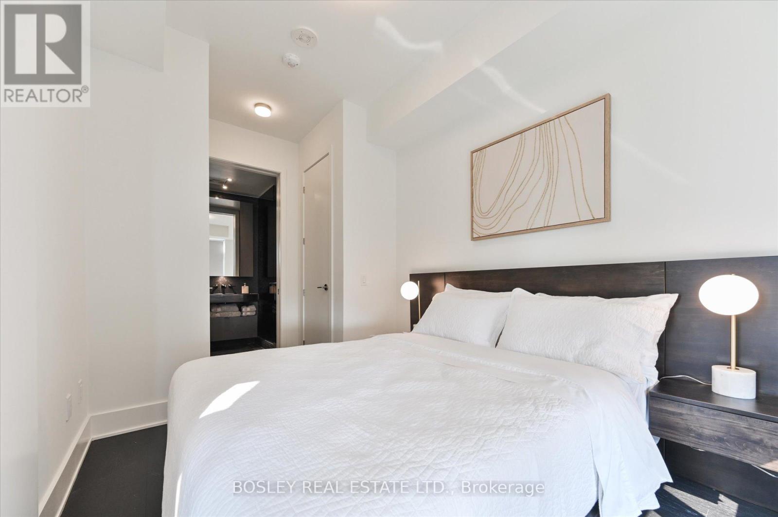 Photo 11 of 4707 11 Yorkville Avenue, Toronto ON