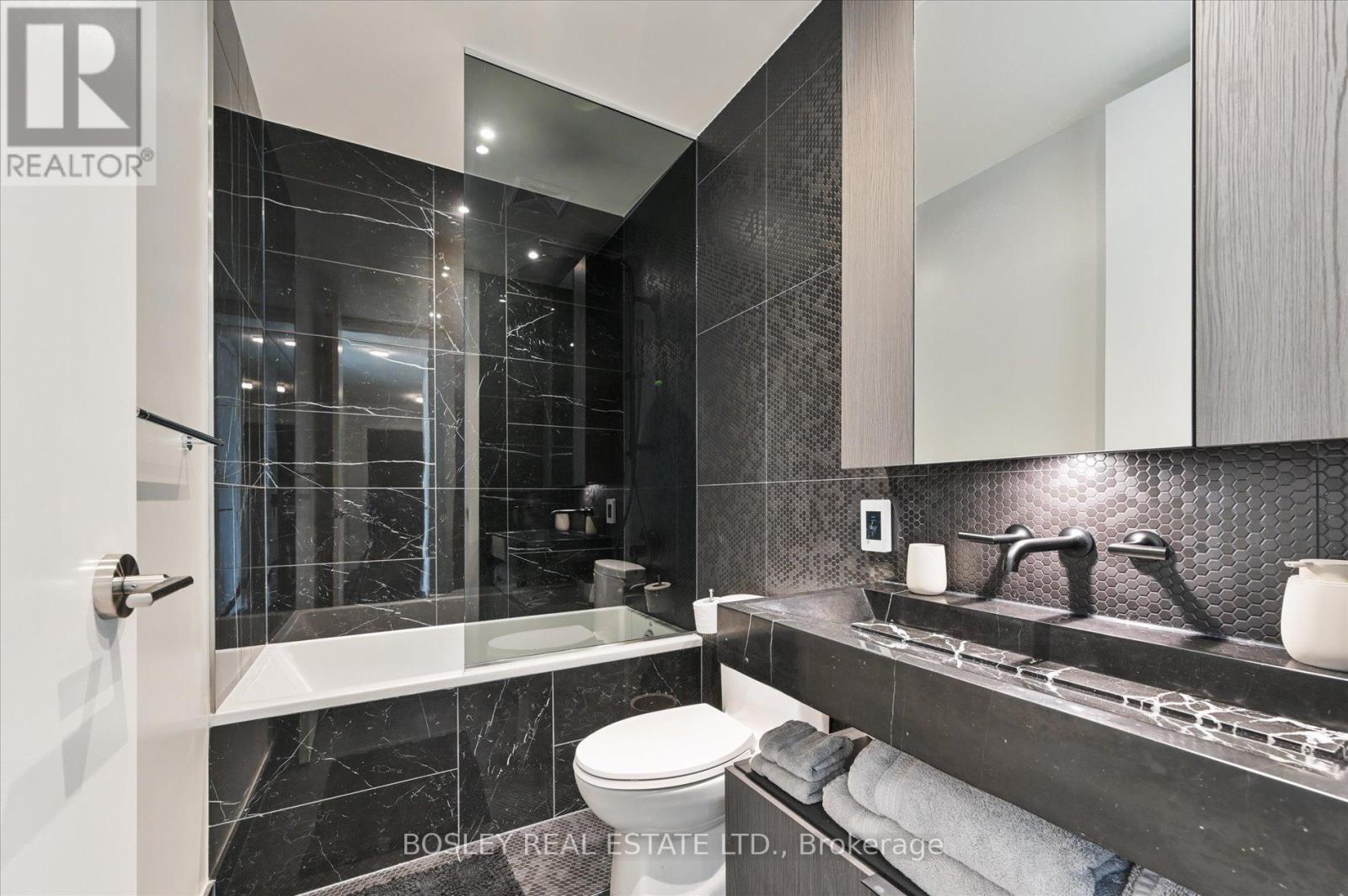 Photo 14 of 4707 11 Yorkville Avenue, Toronto ON