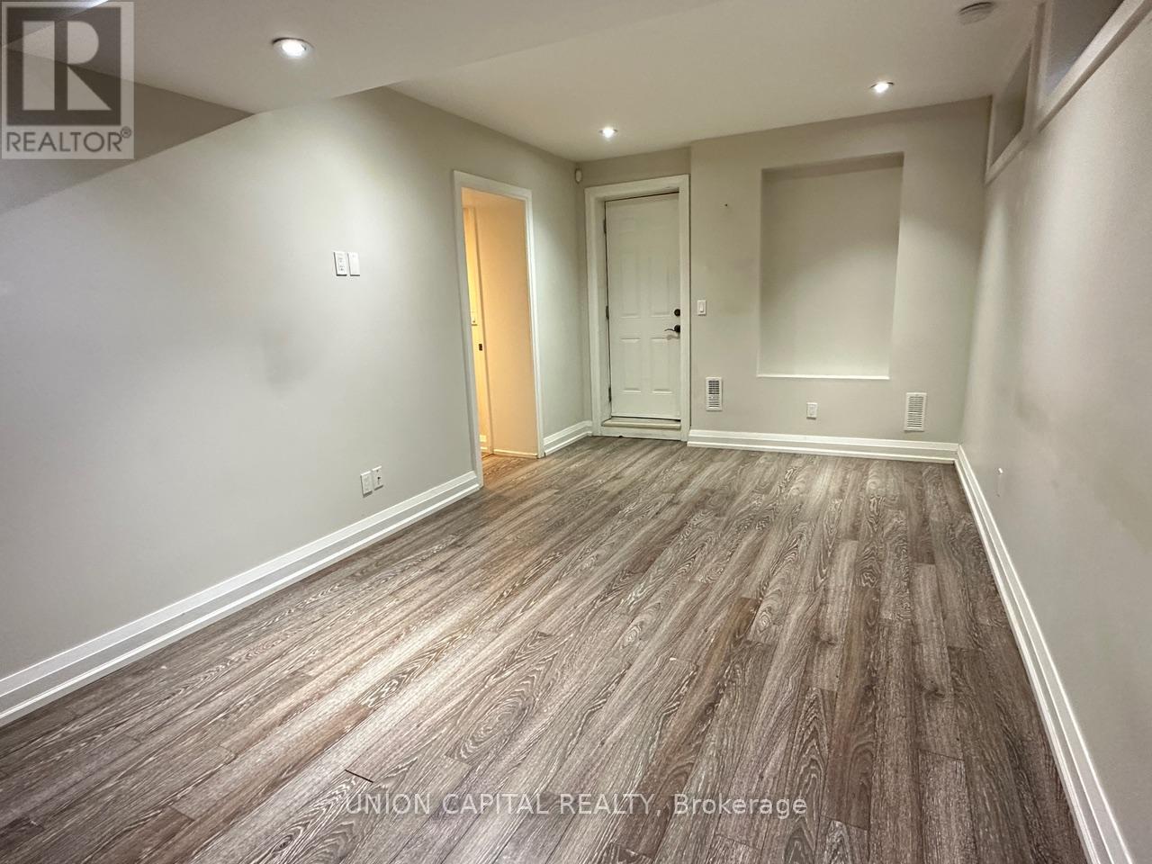 Photo 3 of Bsmt 163 Elmwood Avenue, Richmond Hill ON