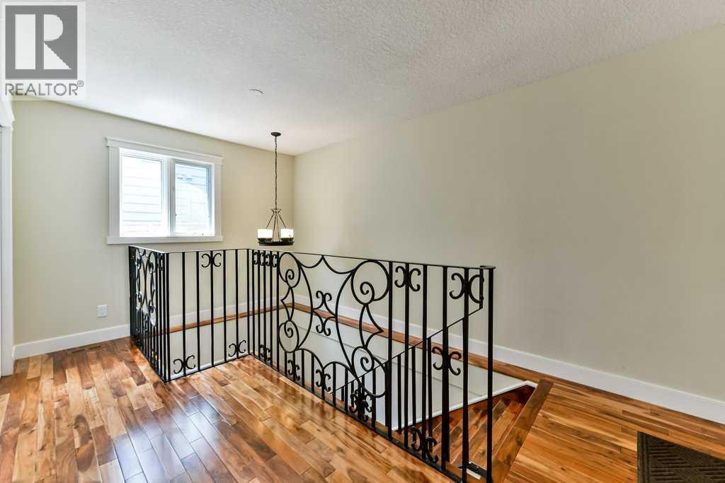 Photo 9 of 9204 Oakmount Drive Sw, Calgary AB
