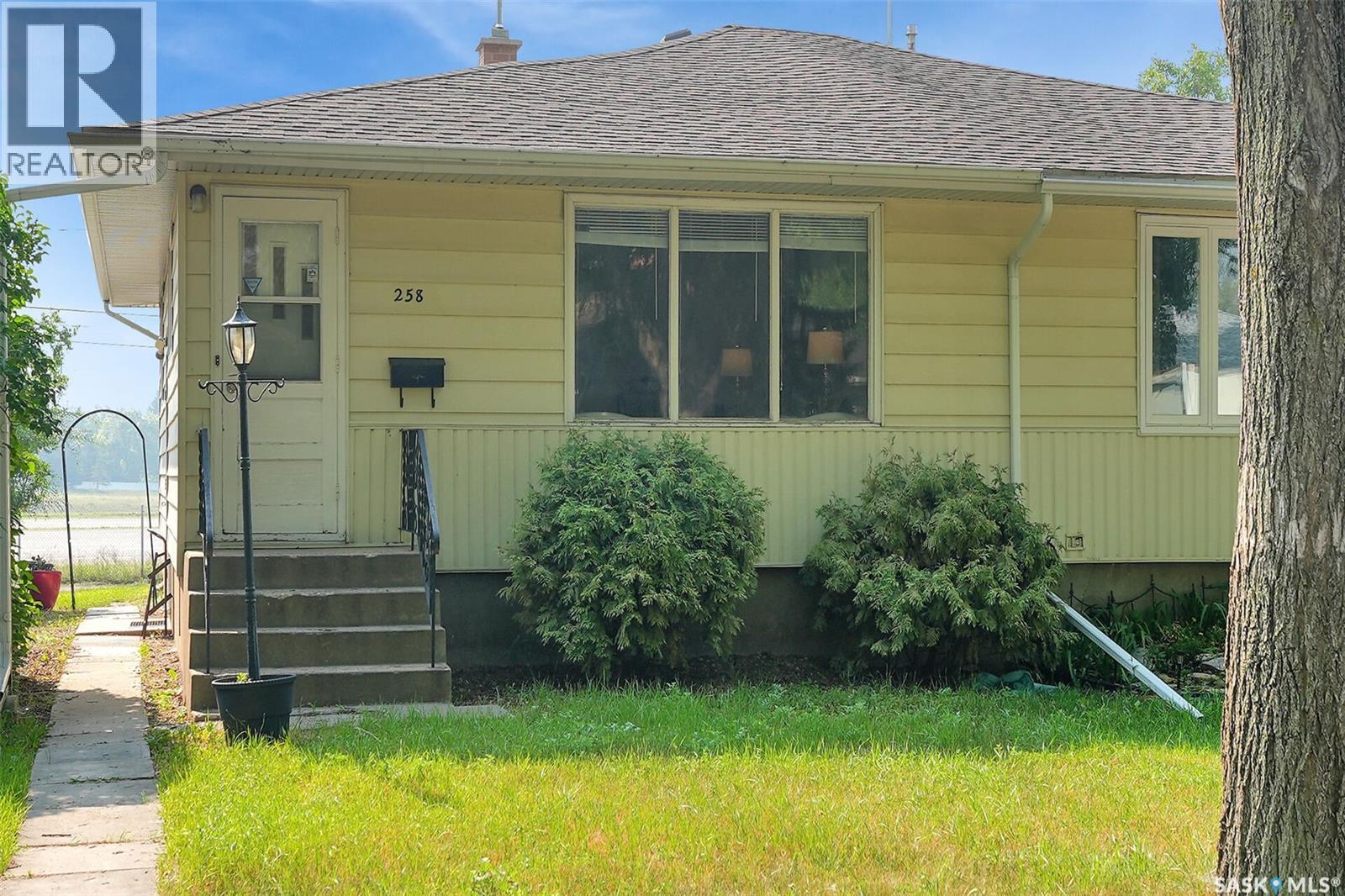 Photo 5 of 258 Froom Crescent, Regina SK