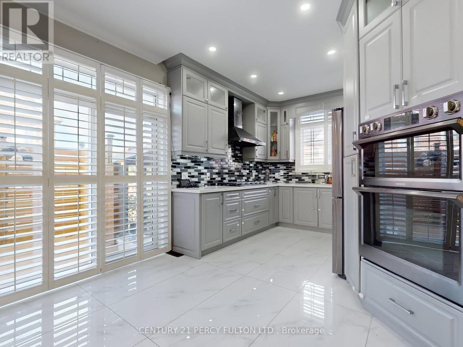 Photo 11 of 96 Humberstone Crescent, Brampton ON