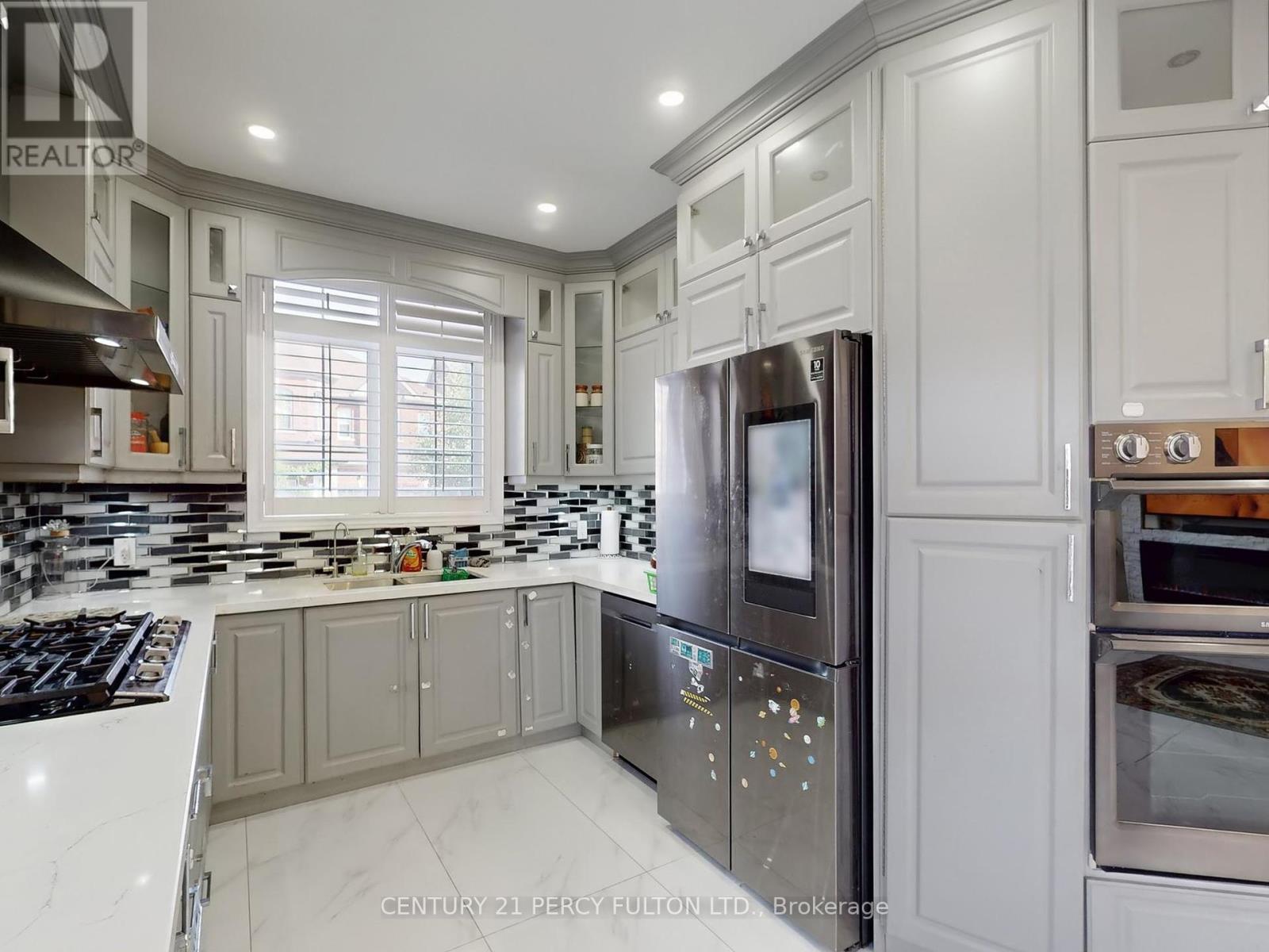 Photo 18 of 96 Humberstone Crescent, Brampton ON
