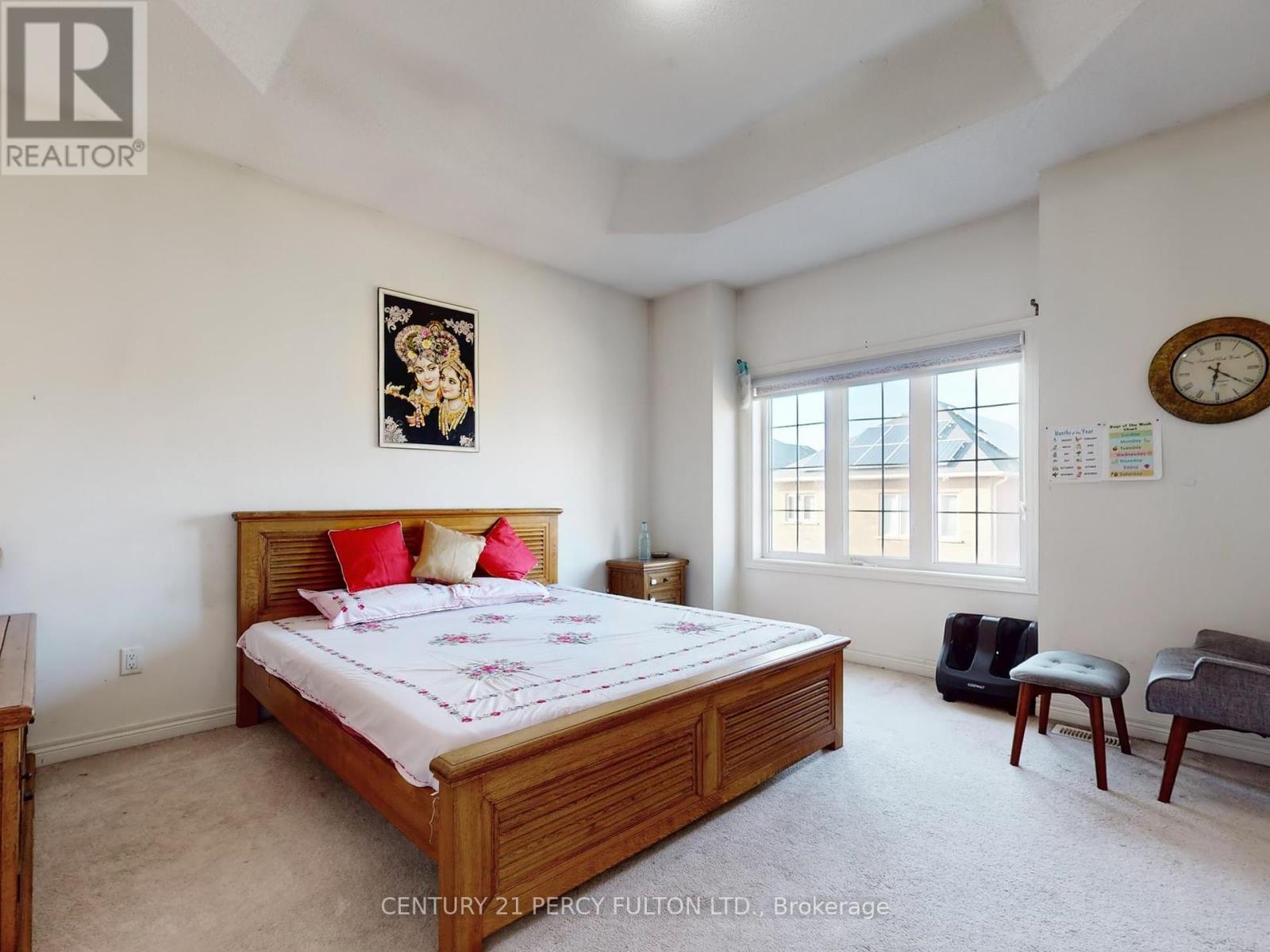 Photo 8 of 96 Humberstone Crescent, Brampton ON