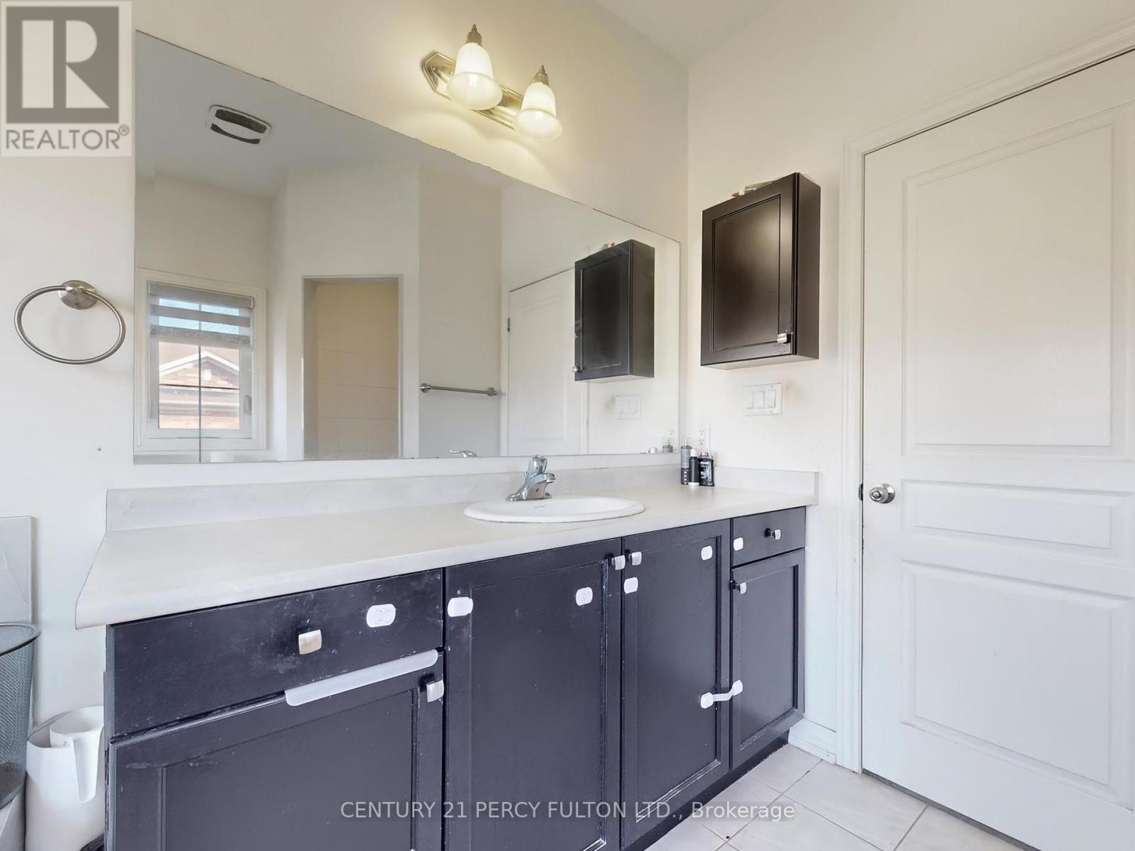 Photo 32 of 96 Humberstone Crescent, Brampton ON