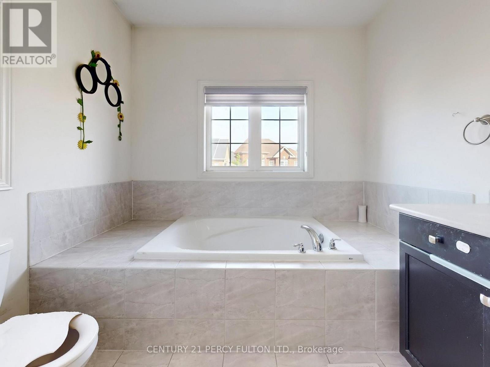 Photo 40 of 96 Humberstone Crescent, Brampton ON