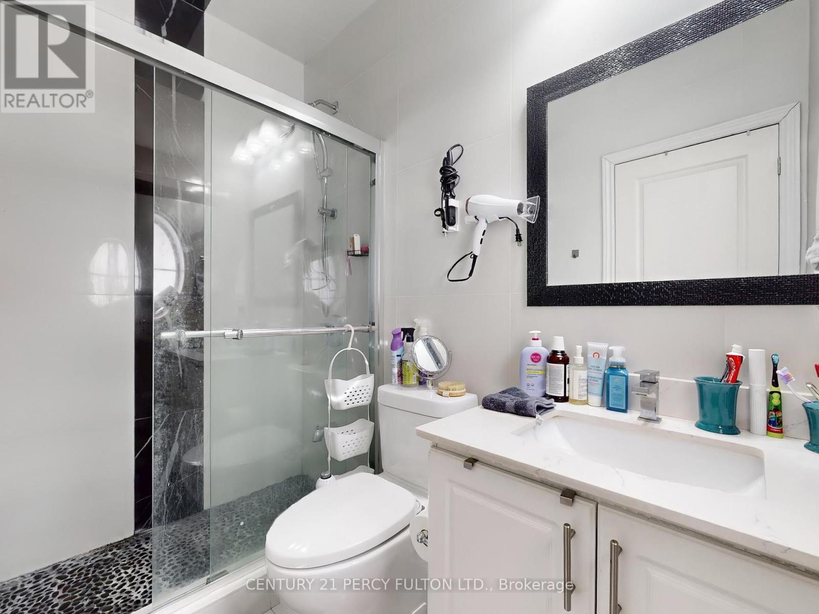 Photo 13 of 96 Humberstone Crescent, Brampton ON