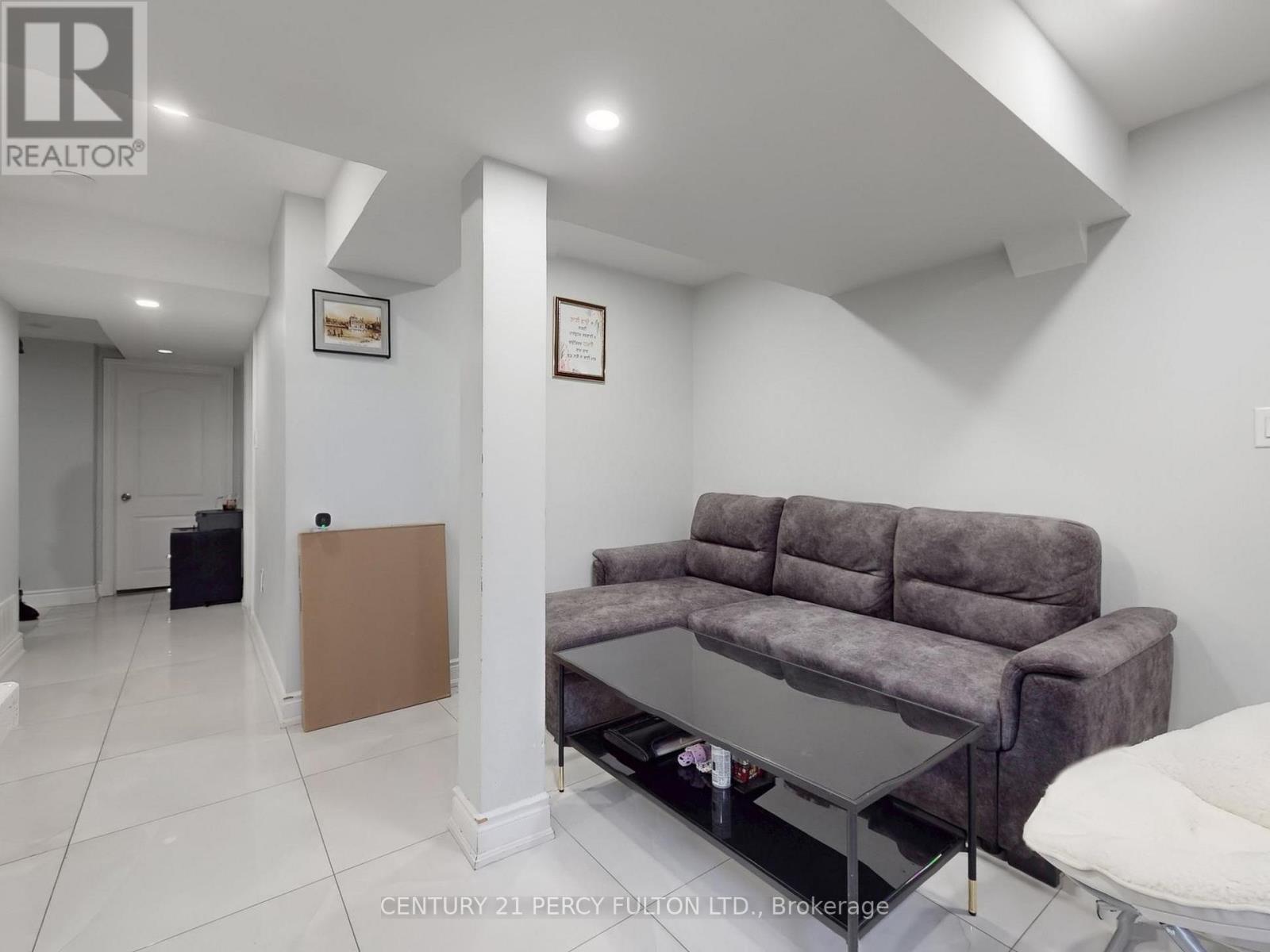 Photo 25 of 96 Humberstone Crescent, Brampton ON