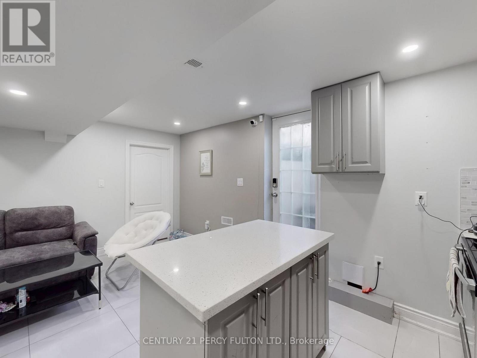 Photo 35 of 96 Humberstone Crescent, Brampton ON
