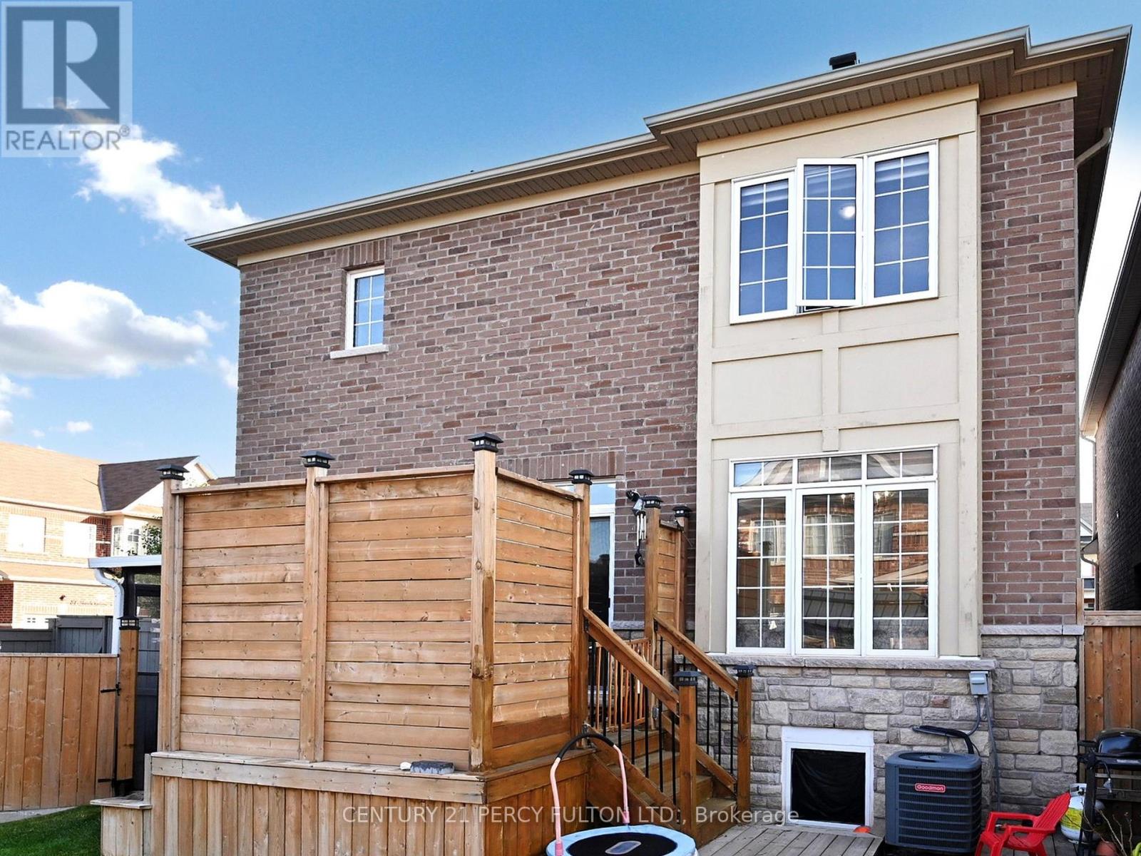 Photo 4 of 96 Humberstone Crescent, Brampton ON