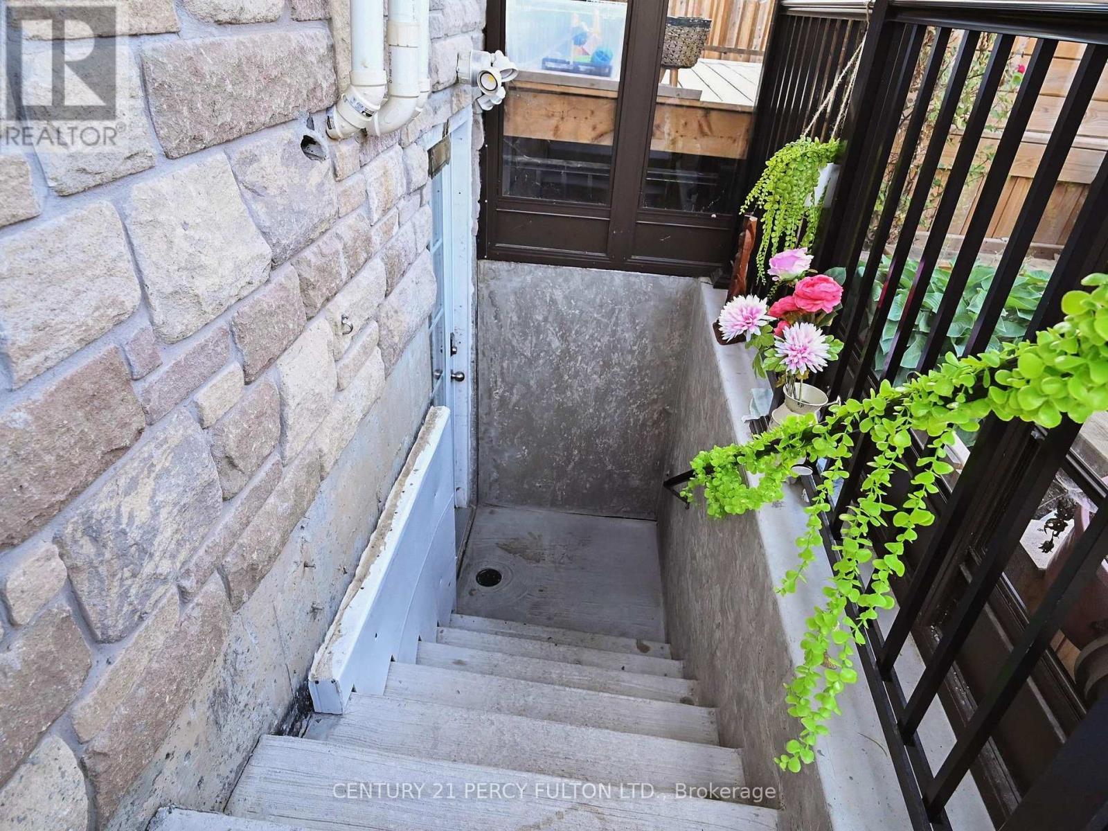 Photo 14 of 96 Humberstone Crescent, Brampton ON