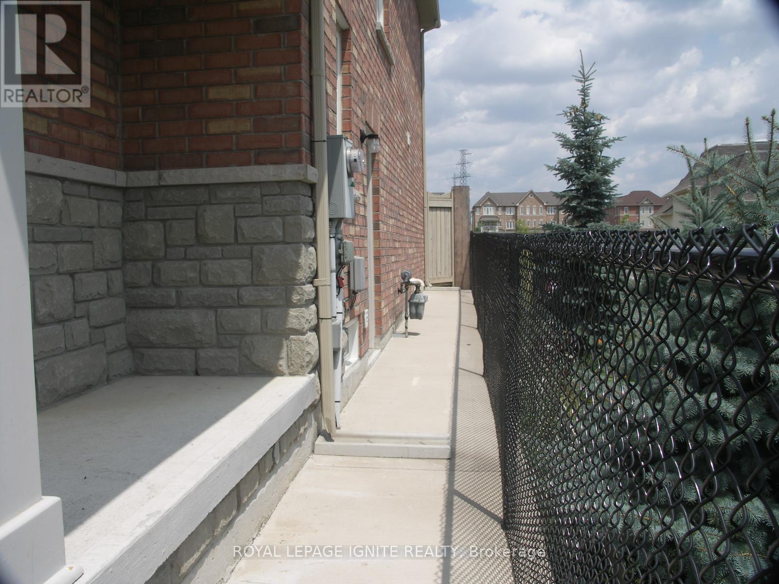 Photo 12 of 23 Royal Vista Road, Brampton ON