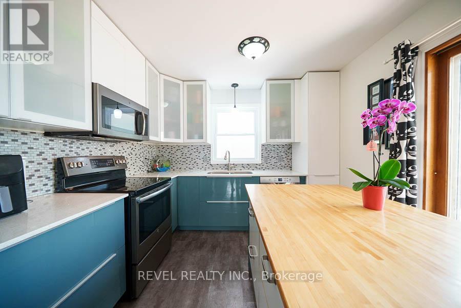 Photo 2 of 432 Manitoba Road, Woodstock ON