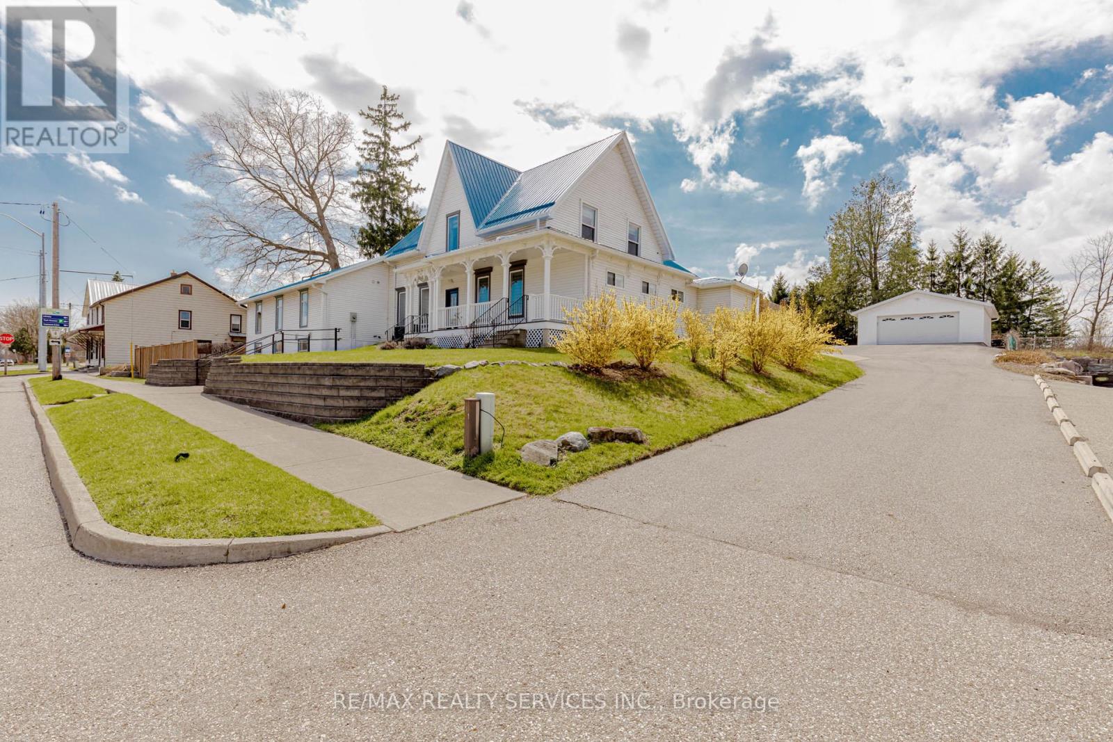Photo 28 of 51 Simcoe Street N, Brant ON