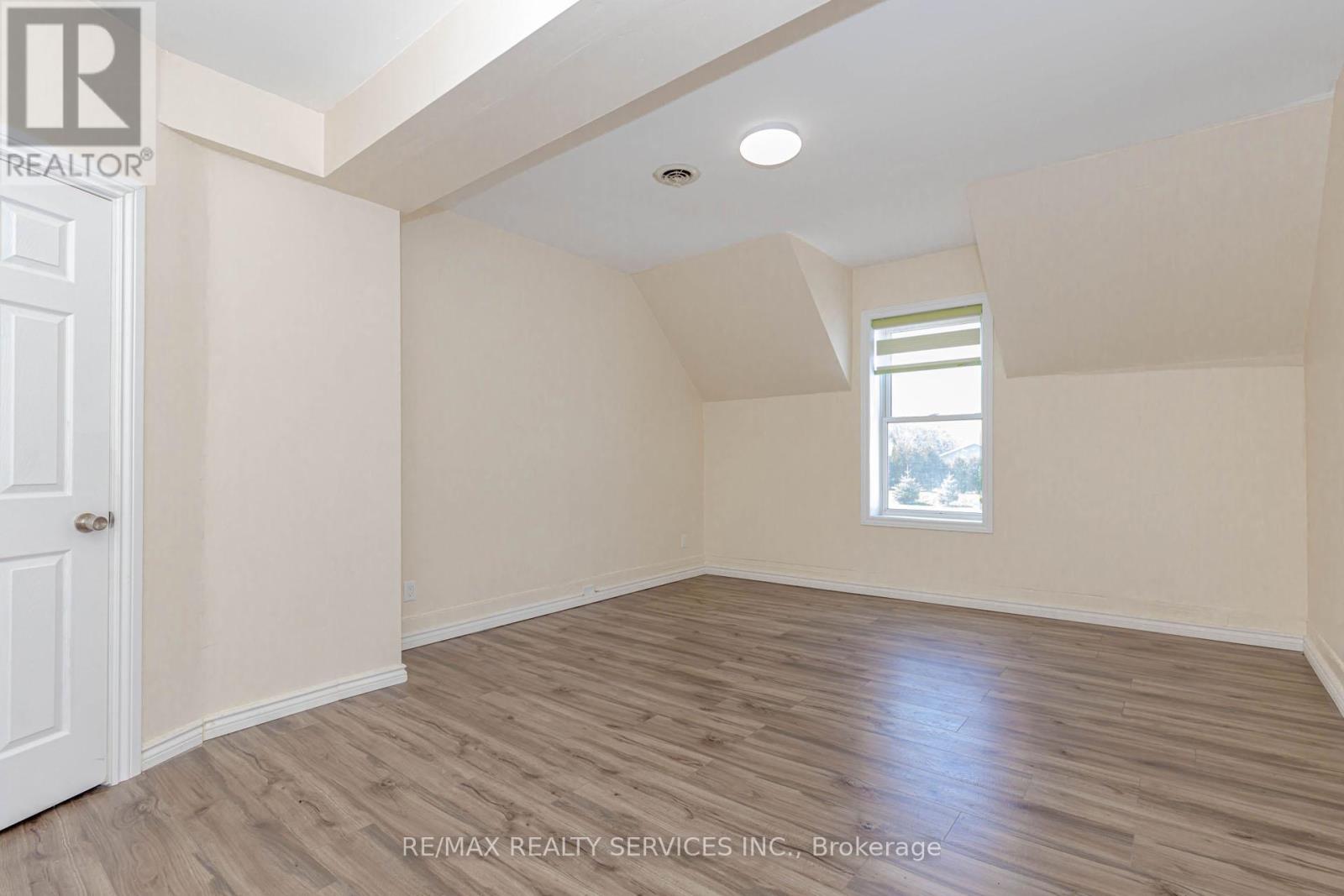 Photo 41 of 51 Simcoe Street N, Brant ON