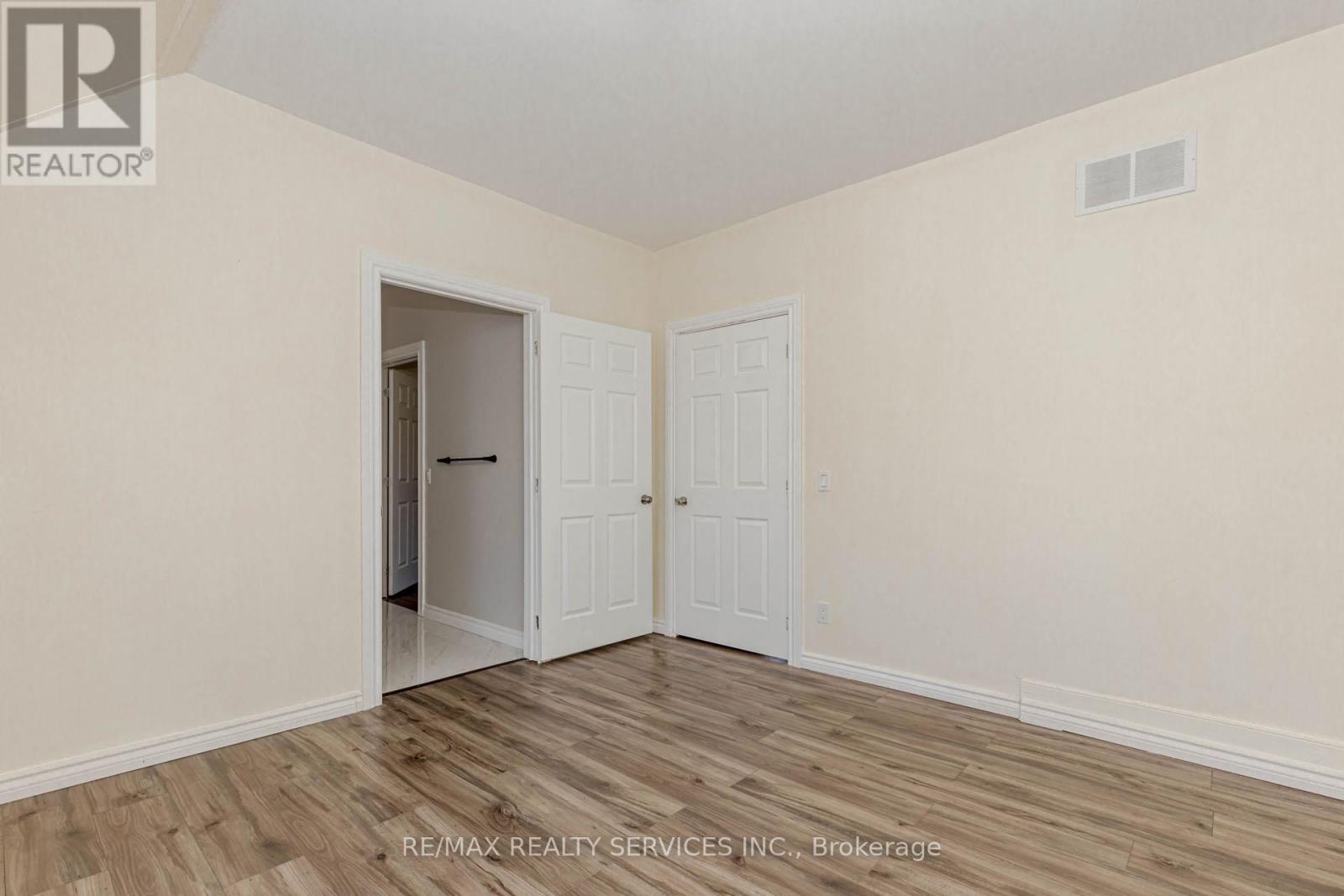 Photo 27 of 51 Simcoe Street N, Brant ON