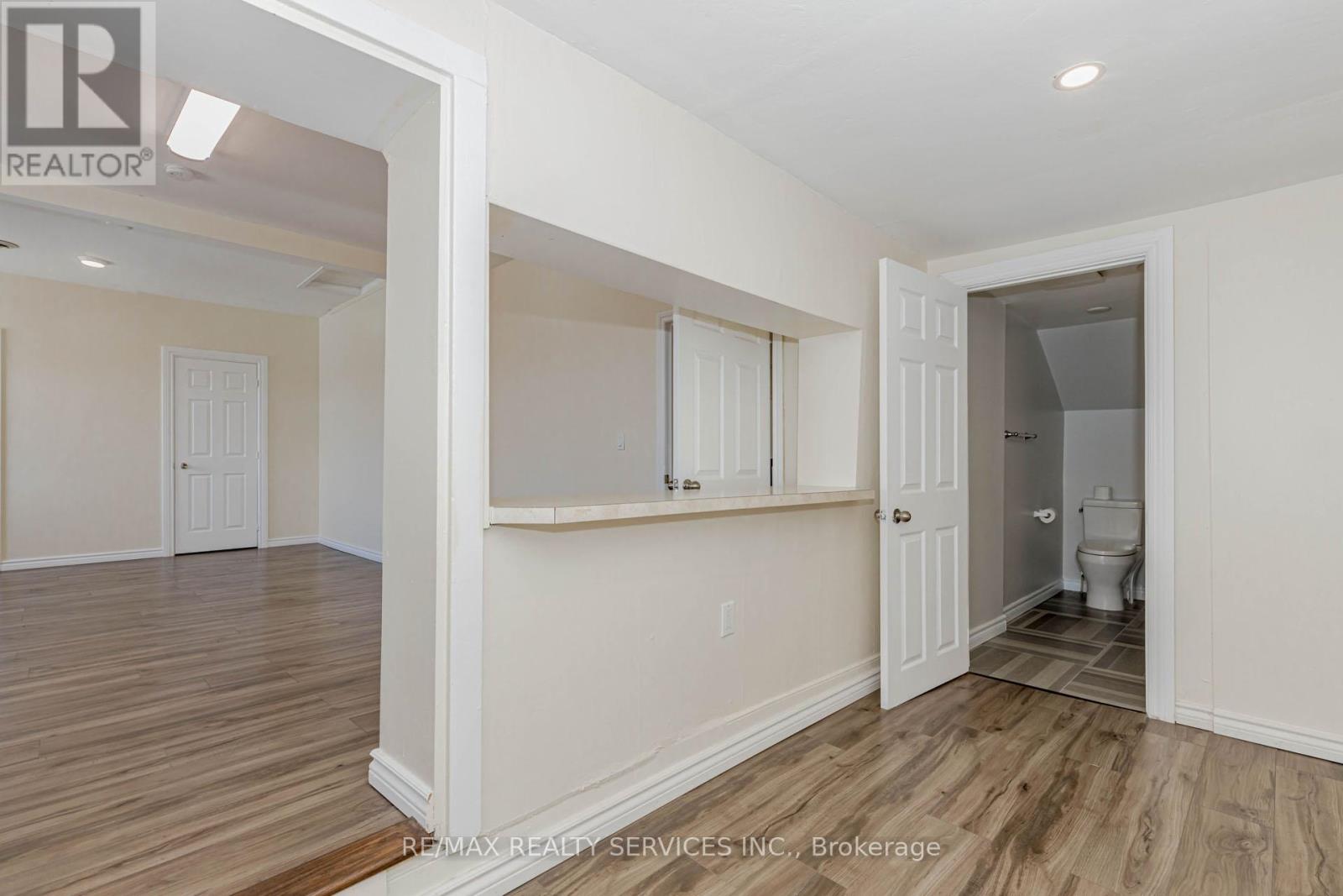 Photo 31 of 51 Simcoe Street N, Brant ON