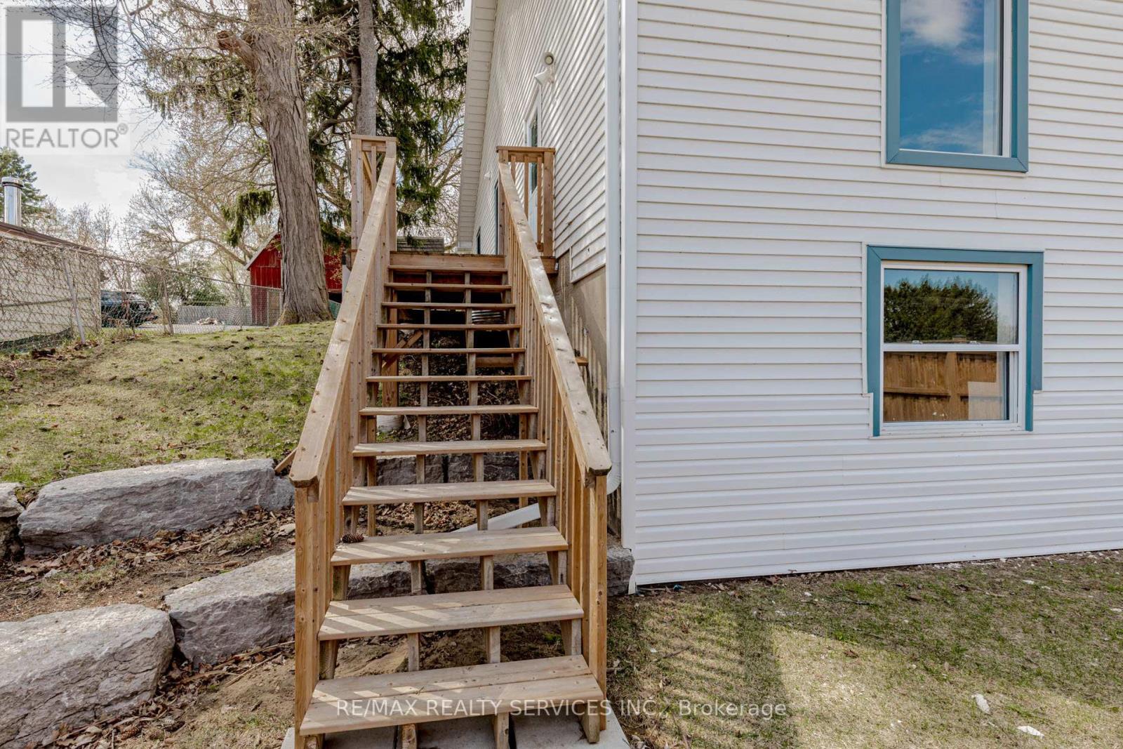 Photo 25 of 51 Simcoe Street N, Brant ON