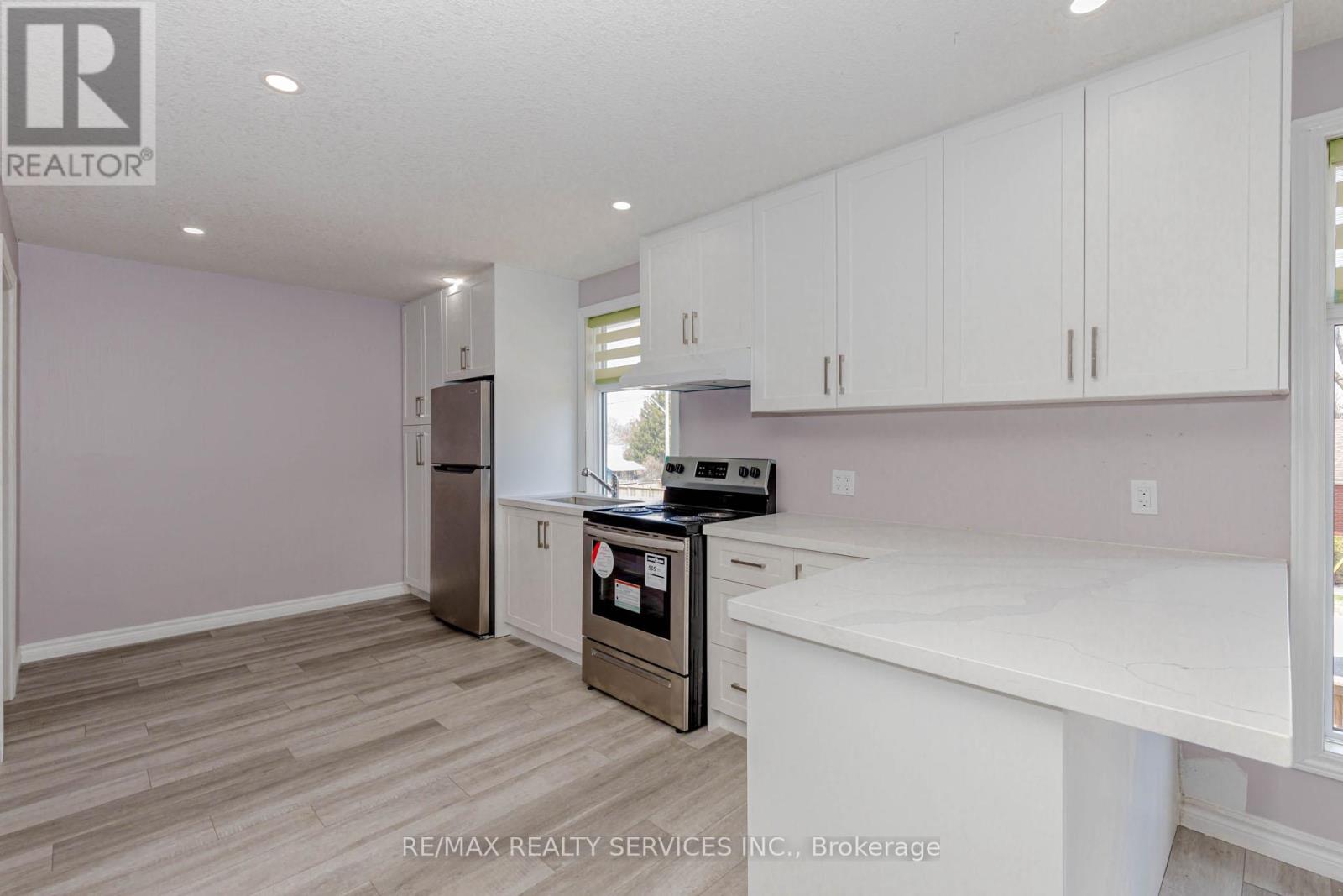 Photo 23 of 51 Simcoe Street N, Brant ON