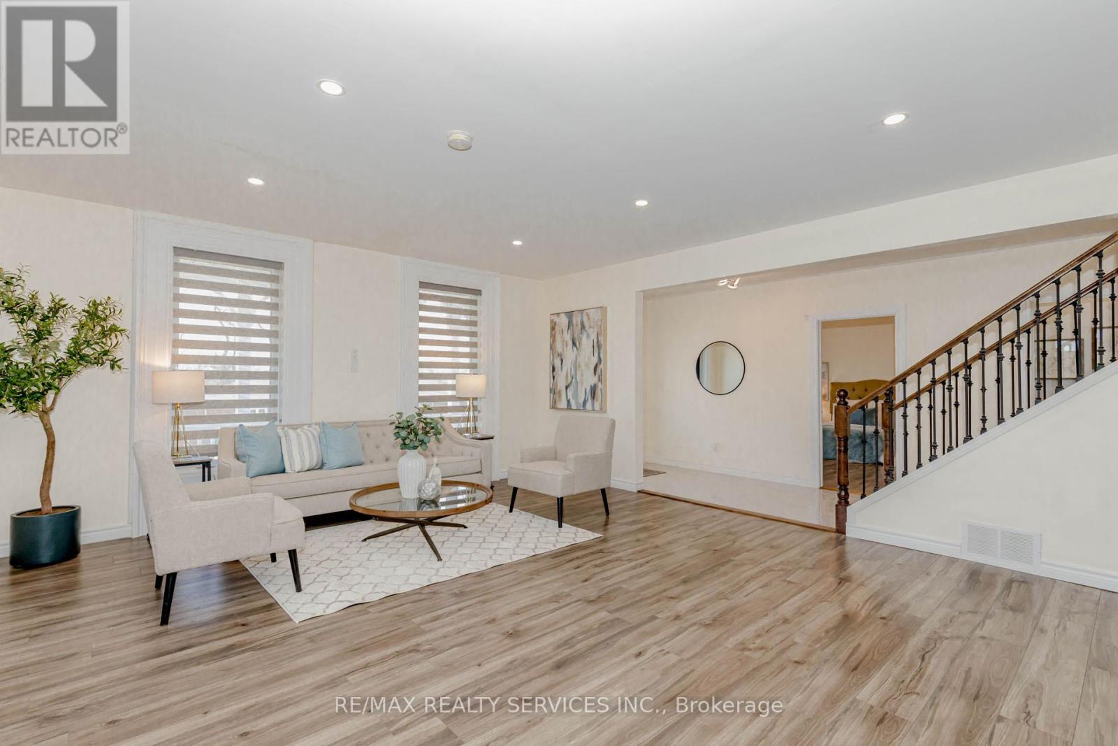 Photo 37 of 51 Simcoe Street N, Brant ON